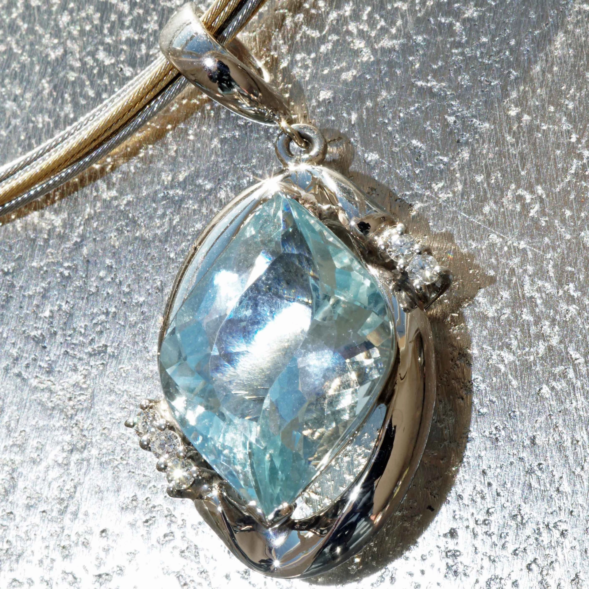 Aquamarin Brillant Anhänger 7.87 ct 0.11 ct Platin 900er 11 Gramm Phantasieschliff