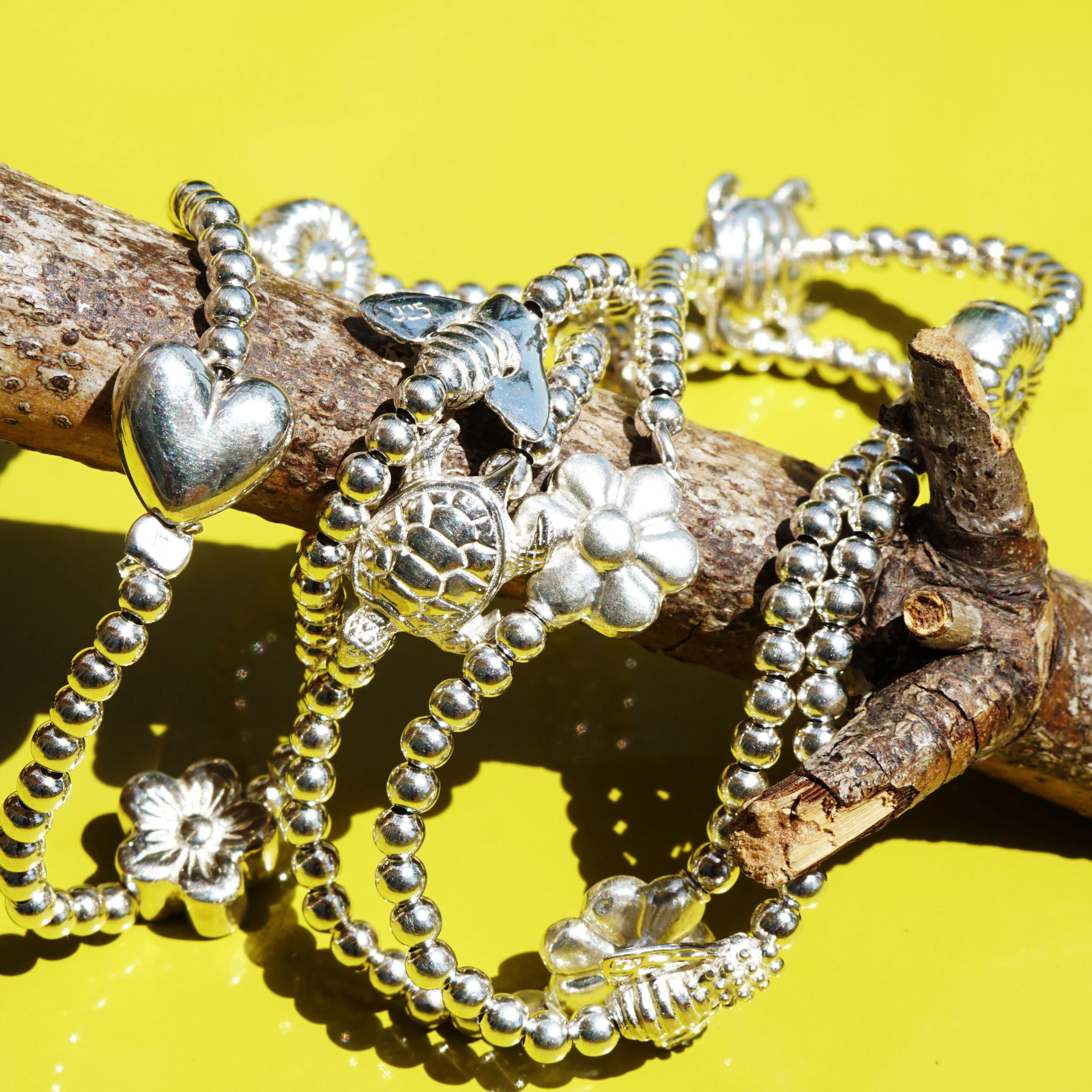 Chilango Armband elastisch Kugeldesign Silber süsse Motive (Schildkröte, Biene, Margerite, Herz )