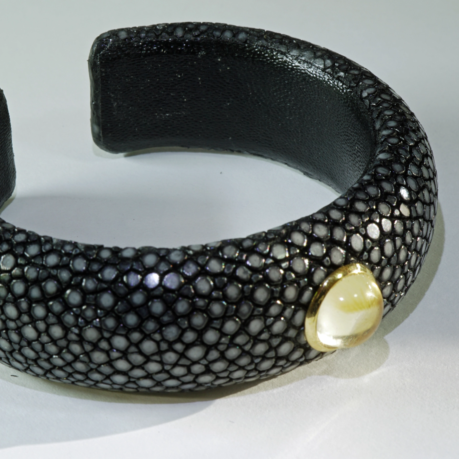 Rochenleder Armreif  585er Gelbgold mit Lemoncitrin toller Kontrast zu schwarz
