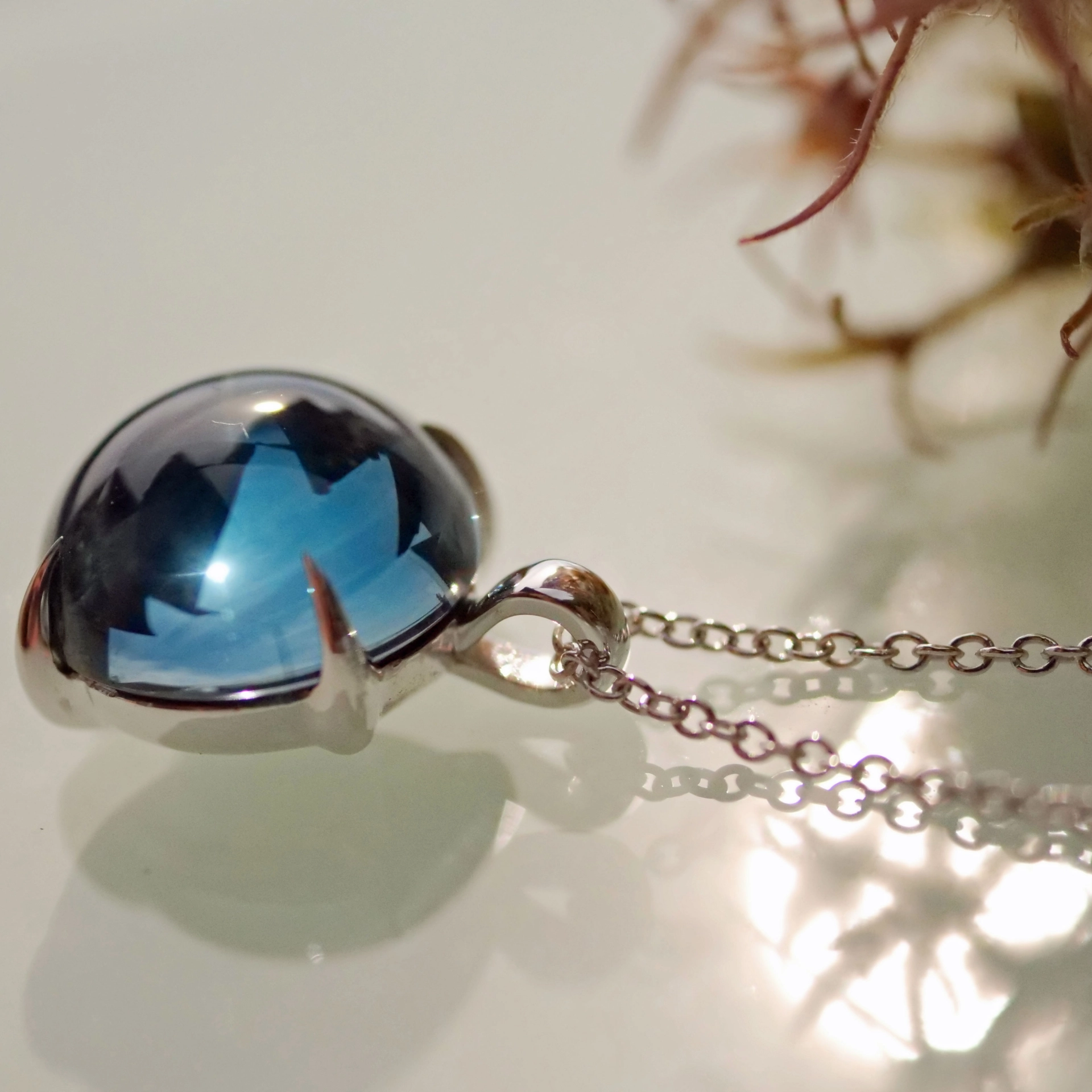 Blau Topas Anhänger m. Kette 750er Weissgold Liquid Impressions cooles Design