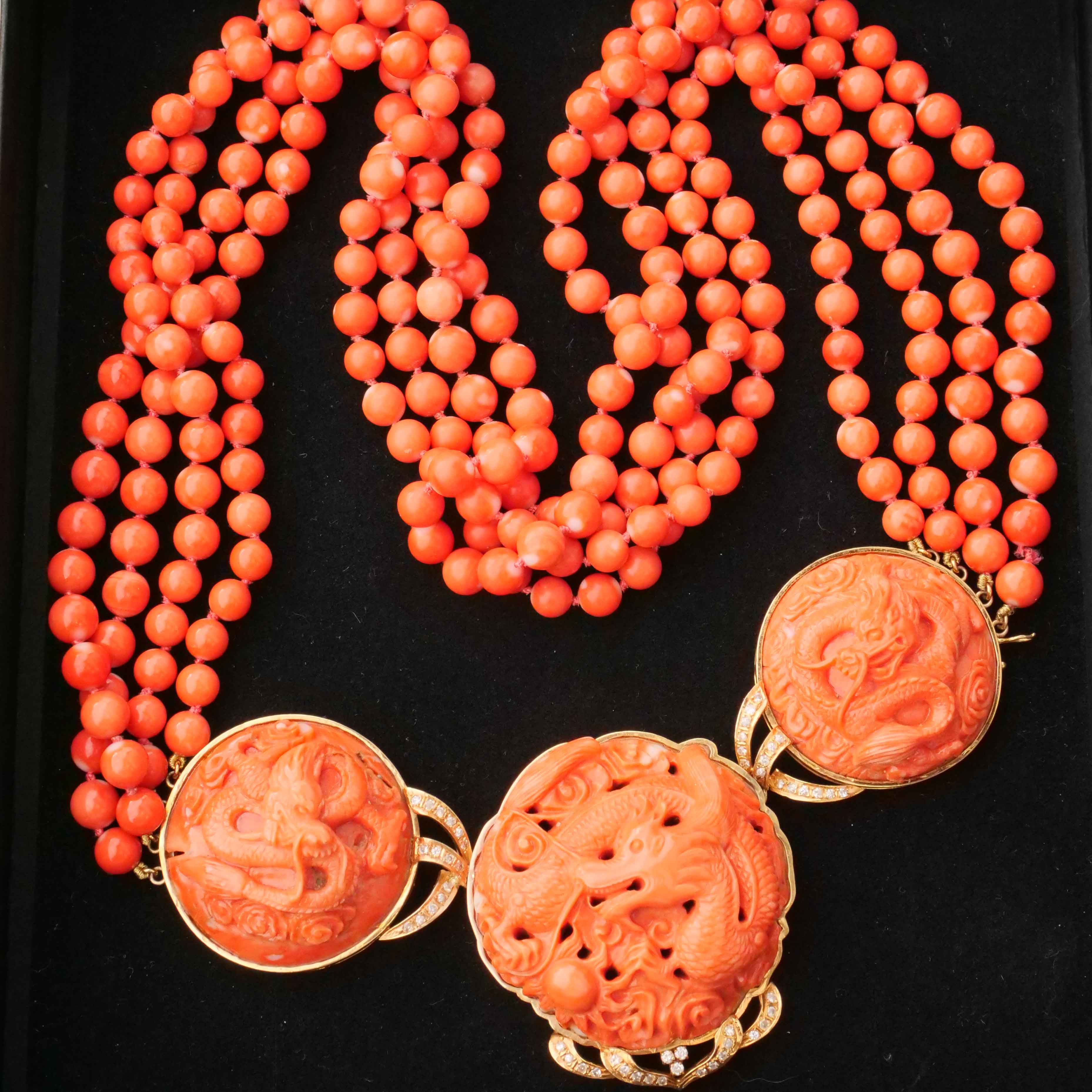 Korall Brillant Collier um 1980 mit geschnitzten Drachenmotiven und vierreihiger Korallkugelkette