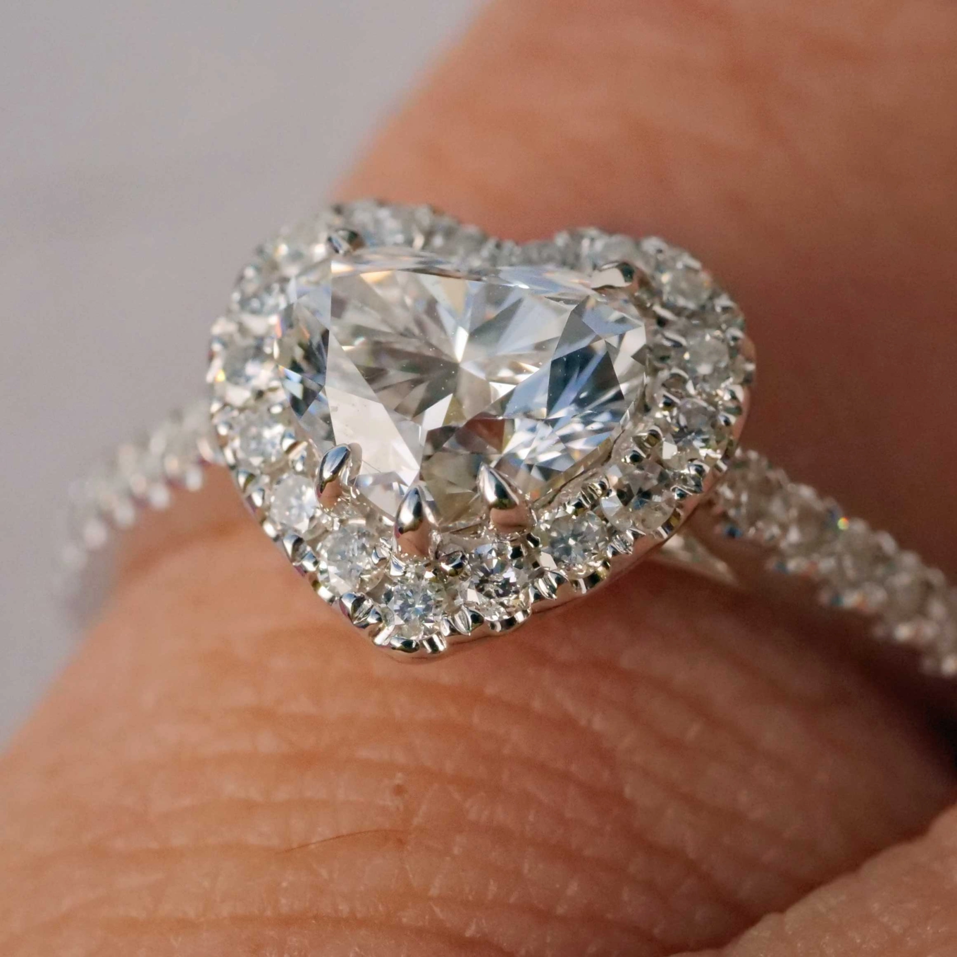 Ring hochfeines Brillant HERZ 1.00 ct E VVS2  5.41 x 6.72 x 4.31 mm GIA Gutachten 750er Weissgold