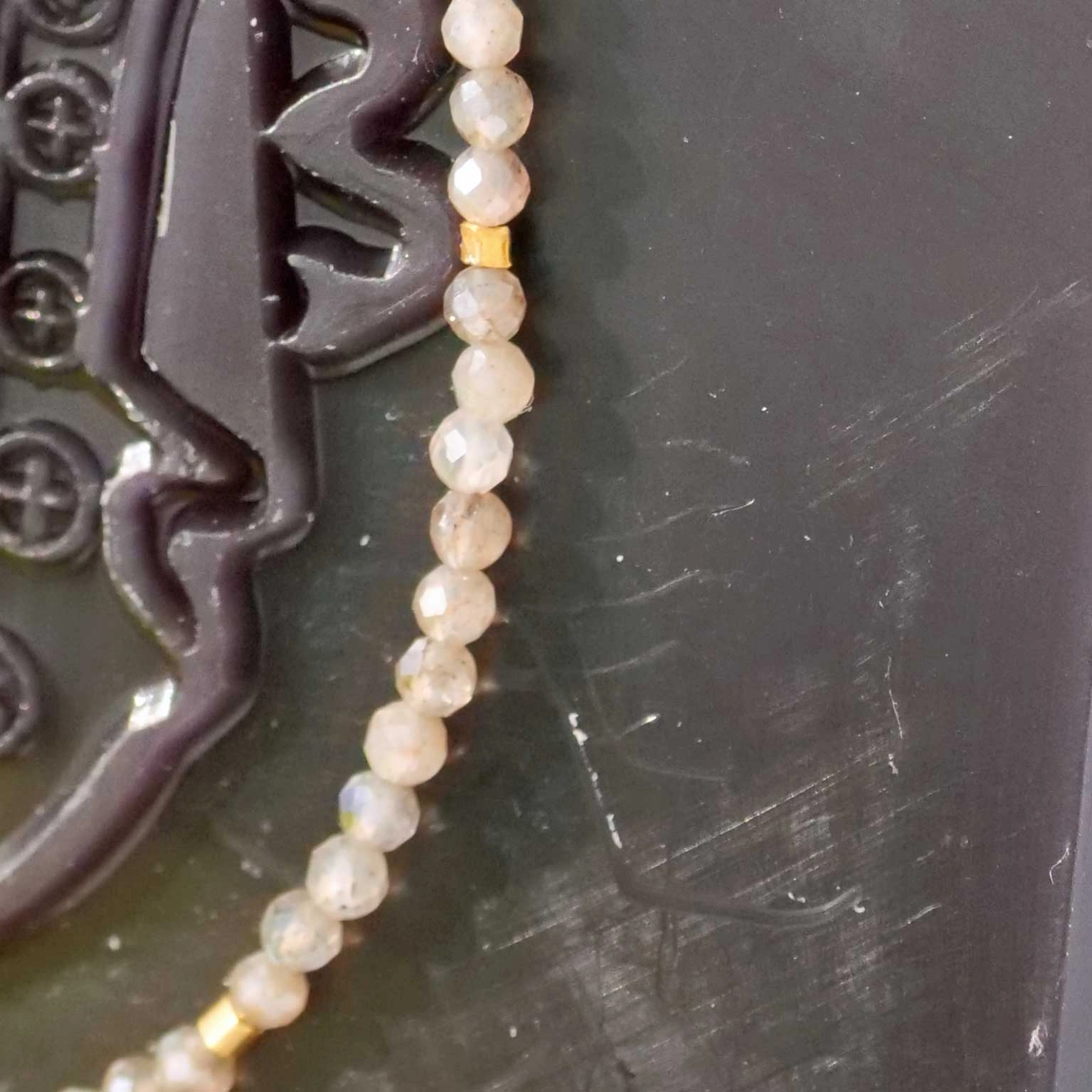 Petit Labradorit Kette mit Feingoldelementen und 585er Zierkügeln mit Karabiner Handarbeit 46,5 cm