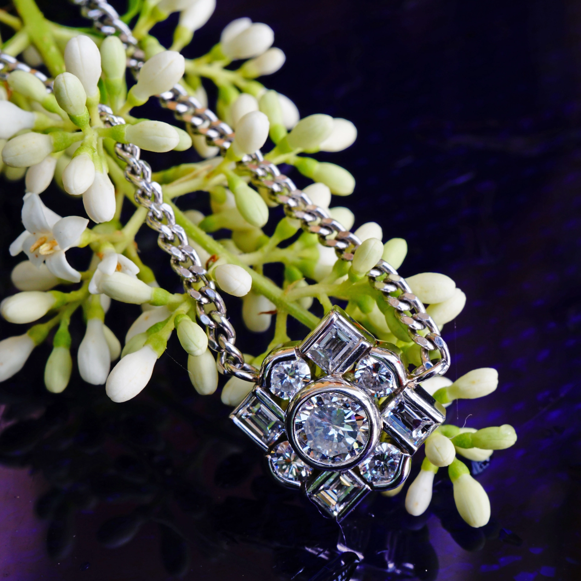 Halbkaräter Collier in 900er Platin  total ca. 1.57 ct Erlesener Platinschmuck