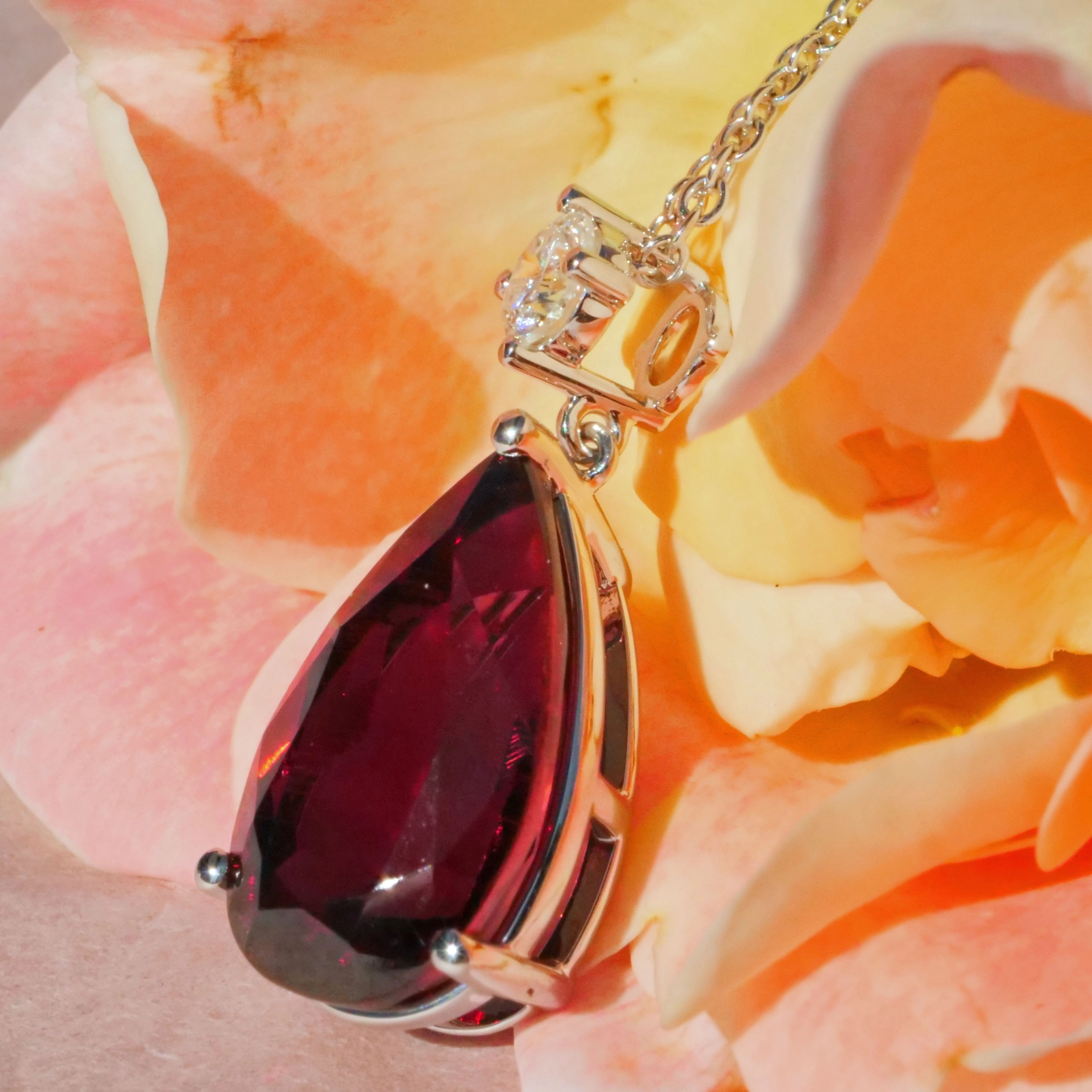 Rhodolith Brillant Anhänger 750er Weissgold IGI Zertifikat 6 ct 0.22 ct ...was für ein Rot!