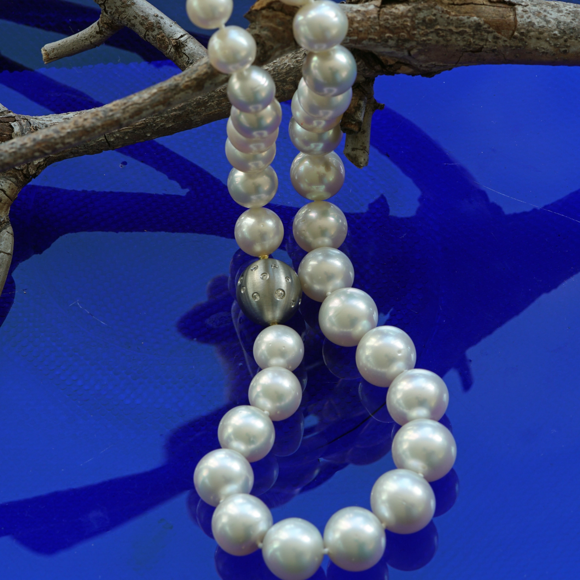 SÜDSEE Zuchtperl Collier weiss-l. creme AAA+ FEINER LÜSTER rund 14,8 - 11 mm Wave