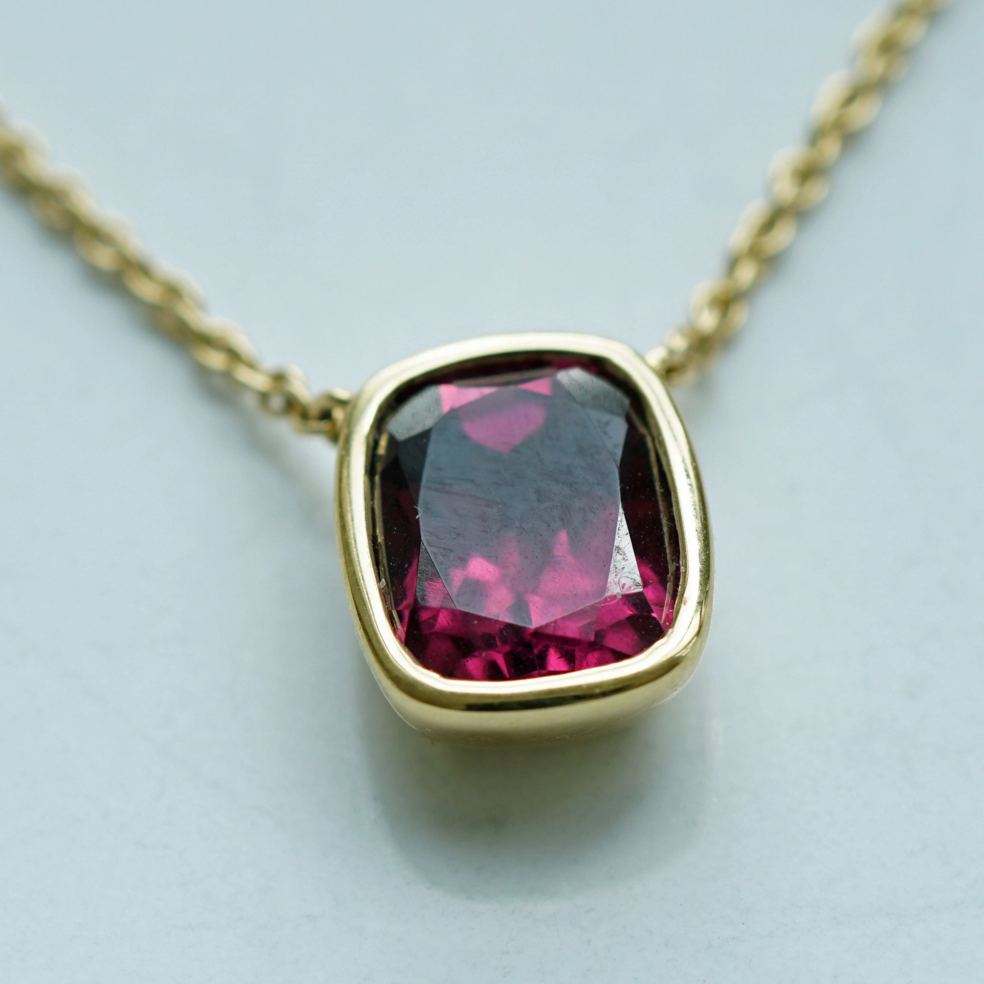 Rhodolith Collier 2.65 ct 750er Gelbgold 10 x 9 mm Spitzenqualität AAA+ Herzblut