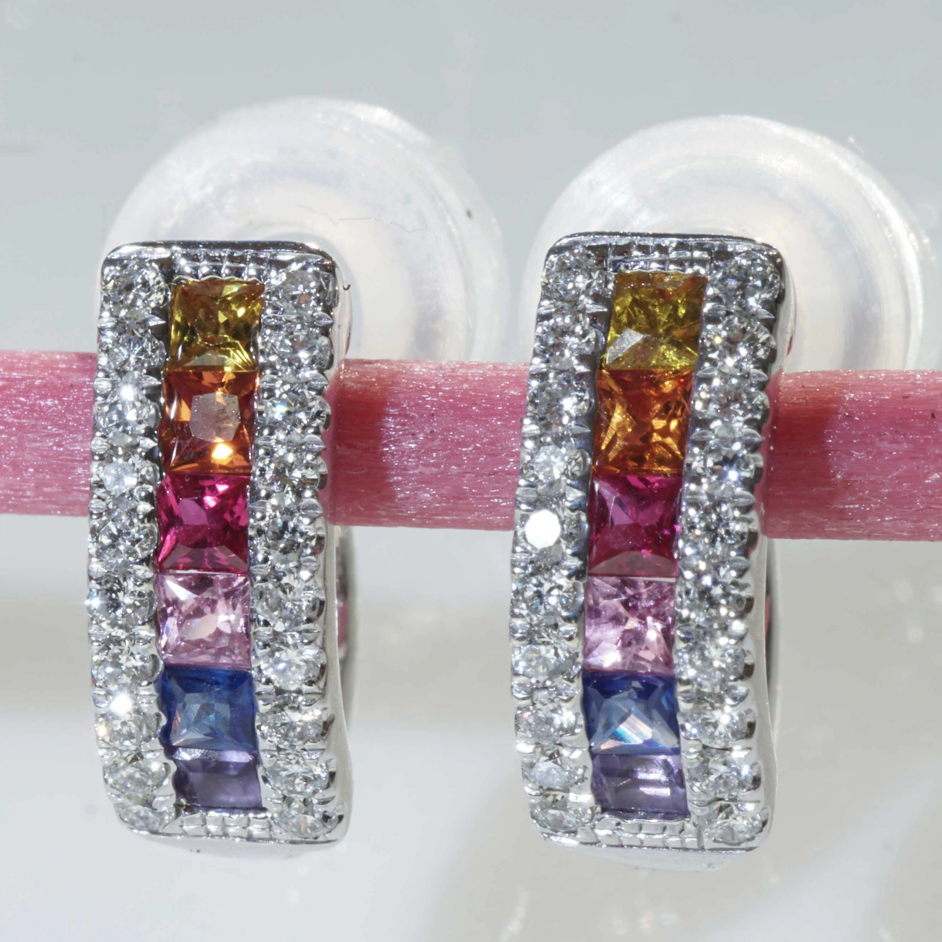 Multifarbene Halb Creolen im Regenbogen Verlauf mit Saphir, Rubin, Amethyst und Brillanten 750er Wei
