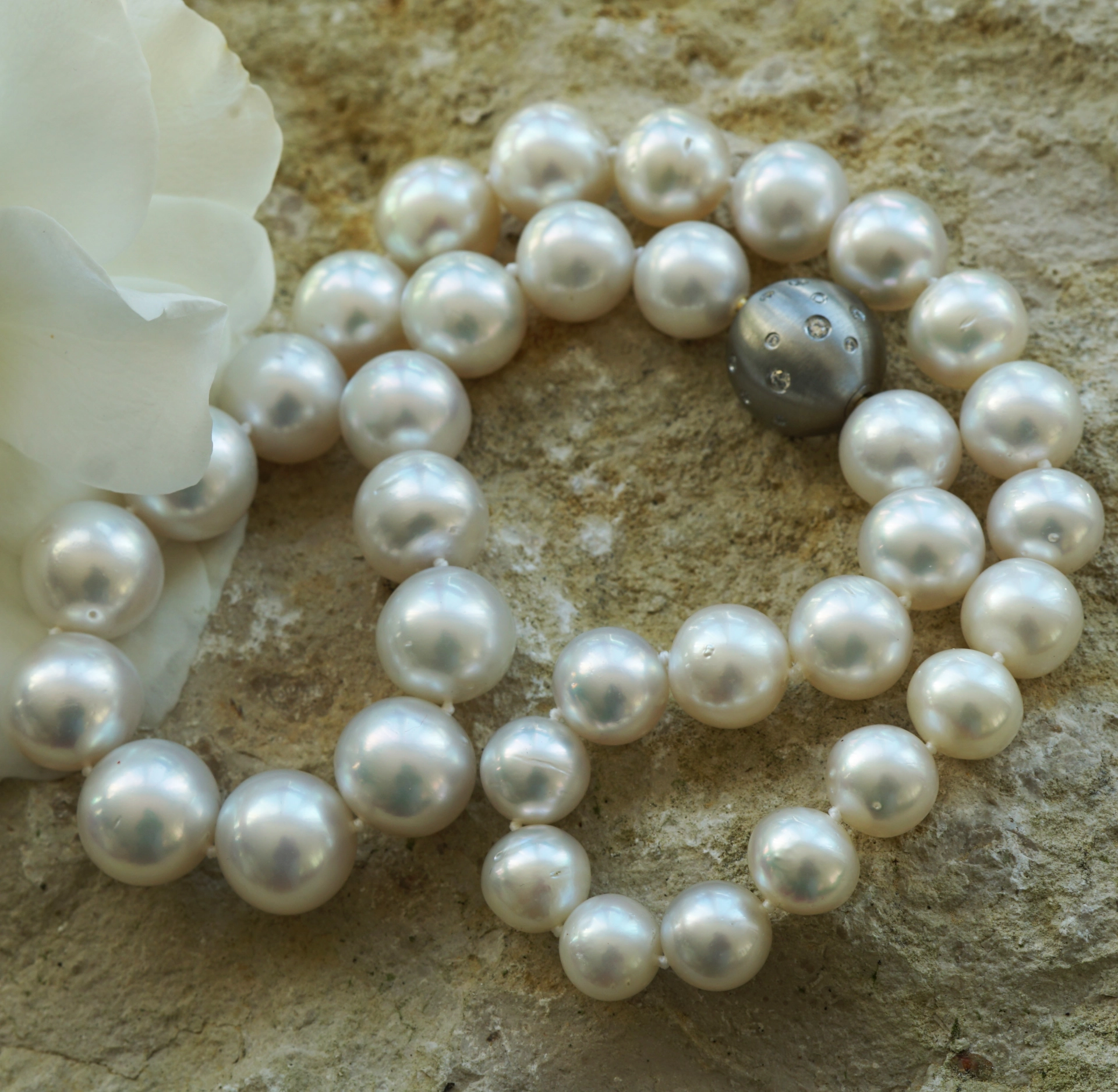 SÜDSEE Zuchtperl Collier weiss-l. creme AAA+ FEINER LÜSTER rund 14,8 - 11 mm Wave