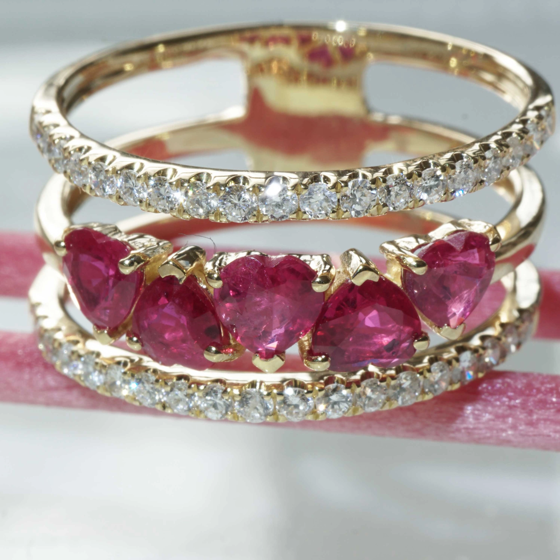 Rubin Brillant Ring 1.20 ct 0.40 ct 750er Gelbgold....fünf rote Herzen für........