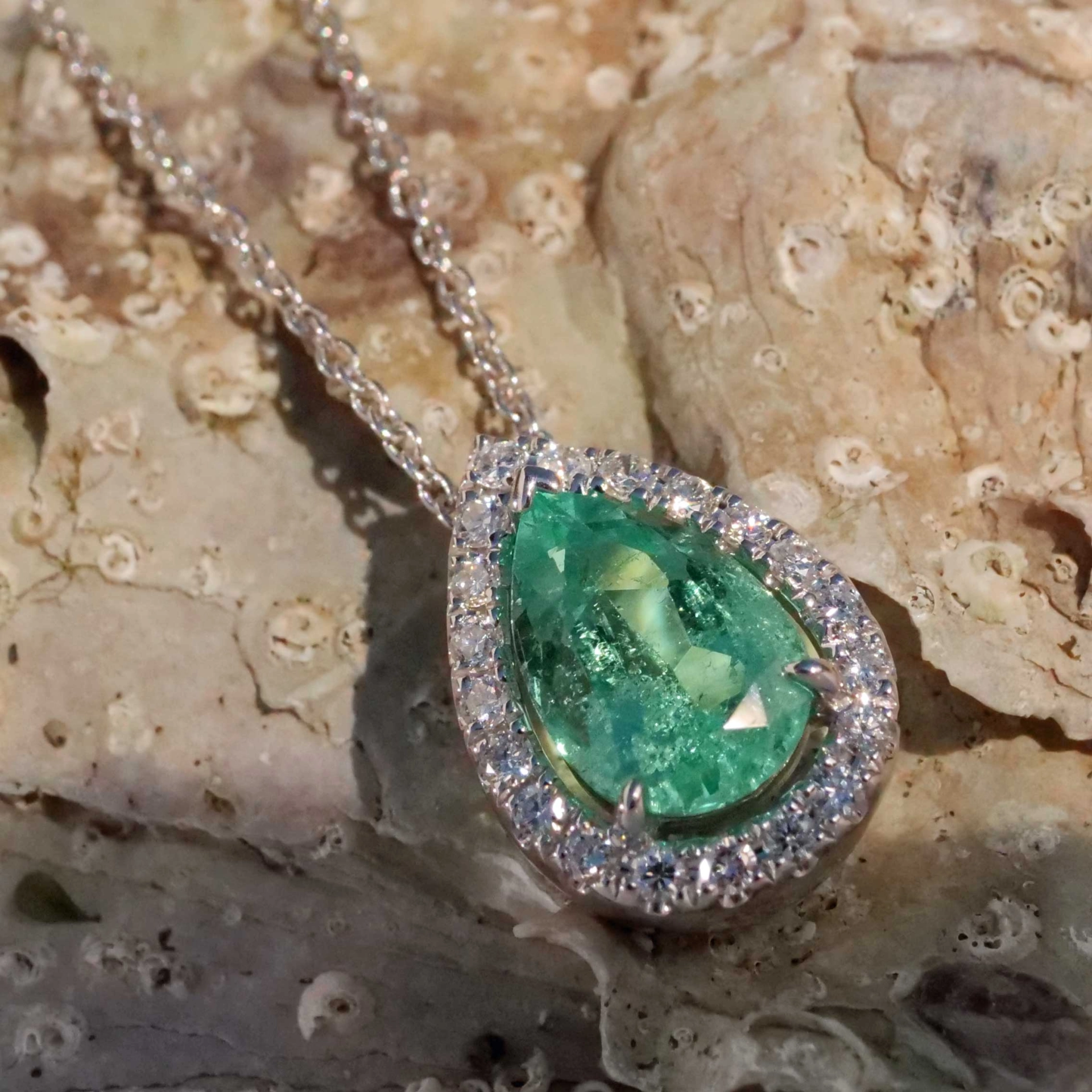 Smaragd Brillant Anhänger 1.28 ct 0.18 ct AAA 750er Weissgold klares sehr feines Mittelgrün