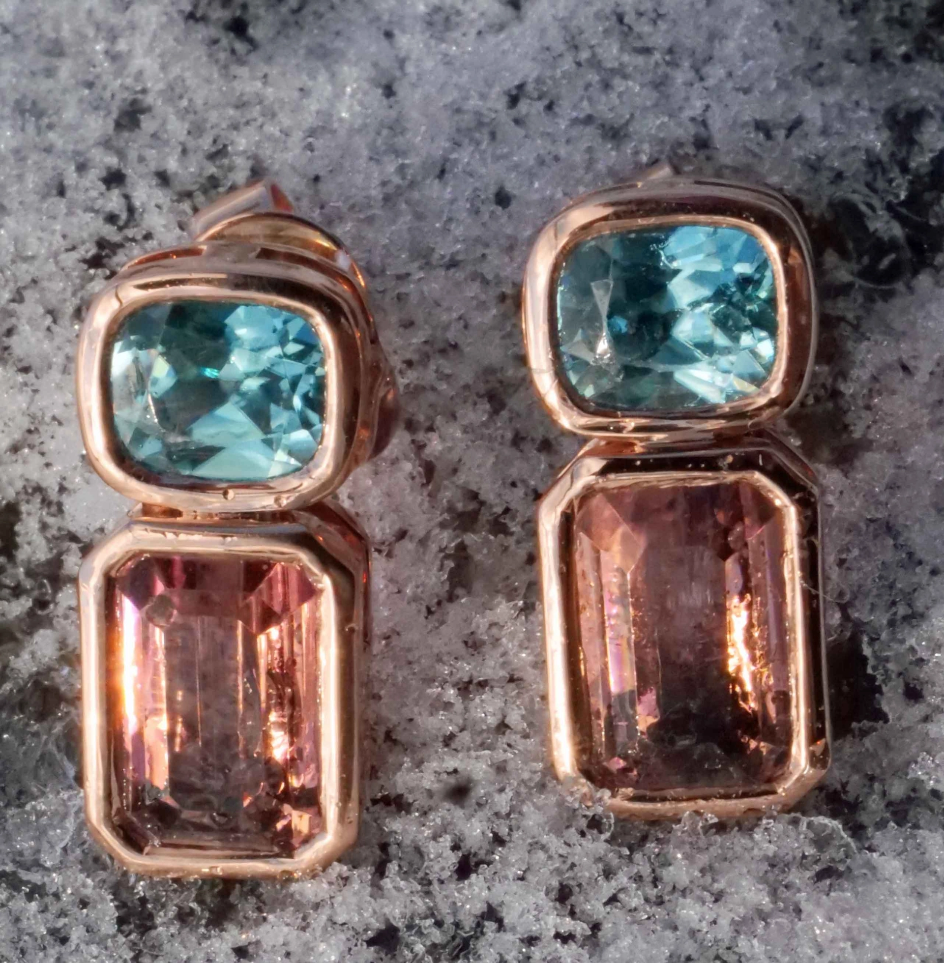 Blaue Zirkon Turmalin Ohrstecker in 750er Rosegold........elegante Kontrast Farben