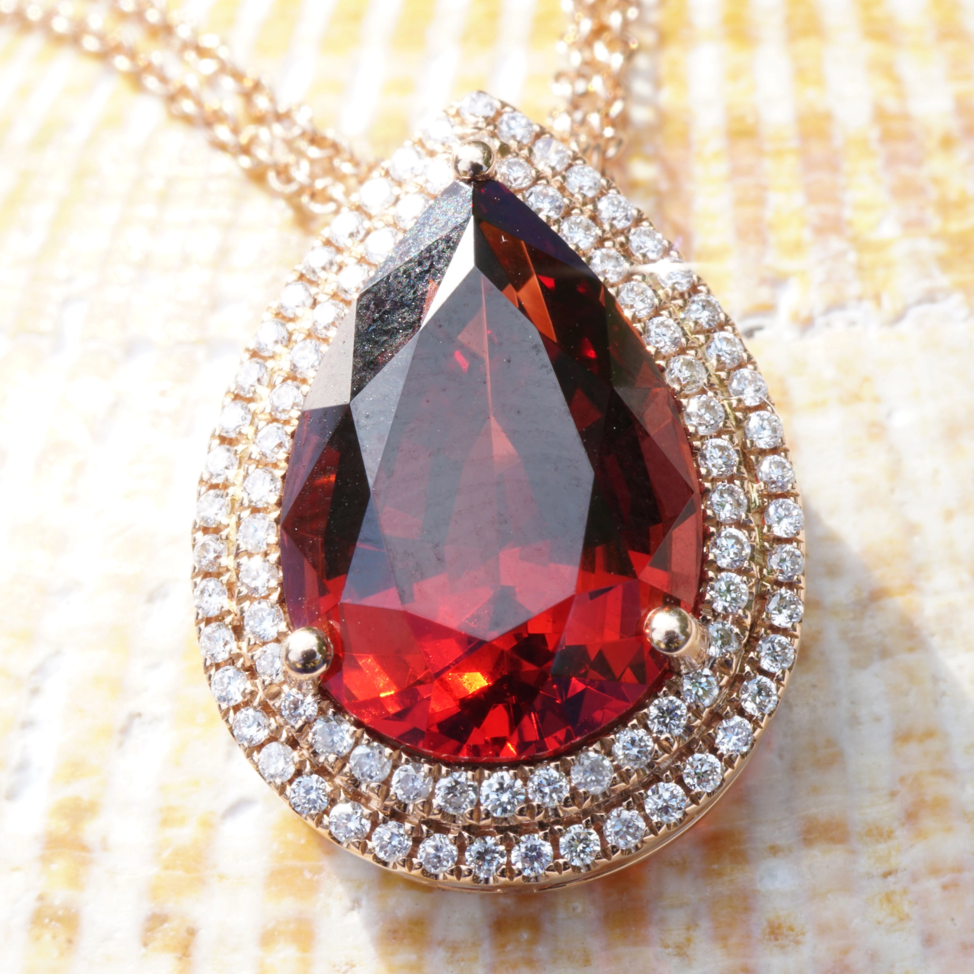 Malaya Granat Brillant Anhänger 750er Rosegold 5.18 ct Tansania....ein Wandlungskünstler