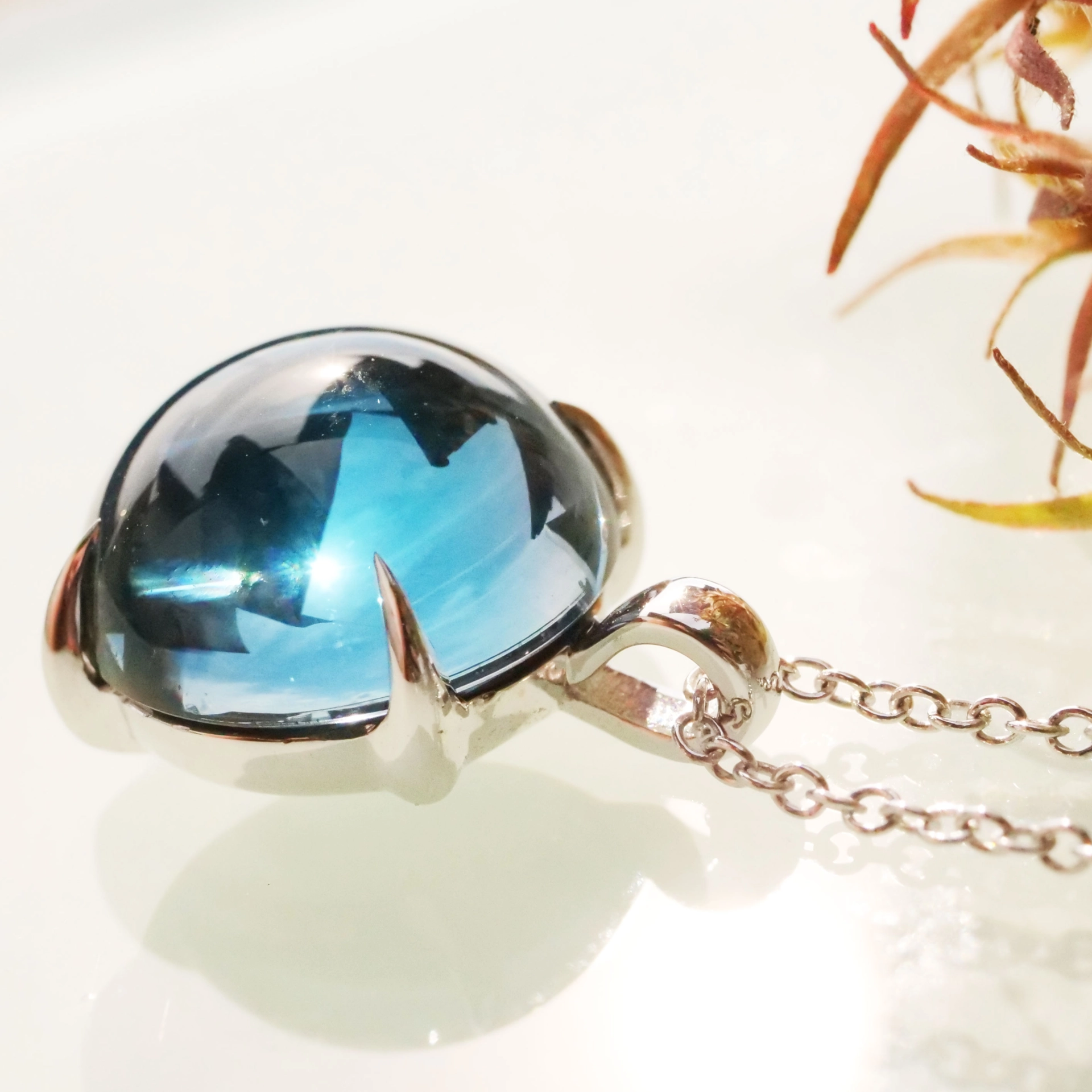 Blau Topas Anhänger m. Kette 750er Weissgold Liquid Impressions cooles Design