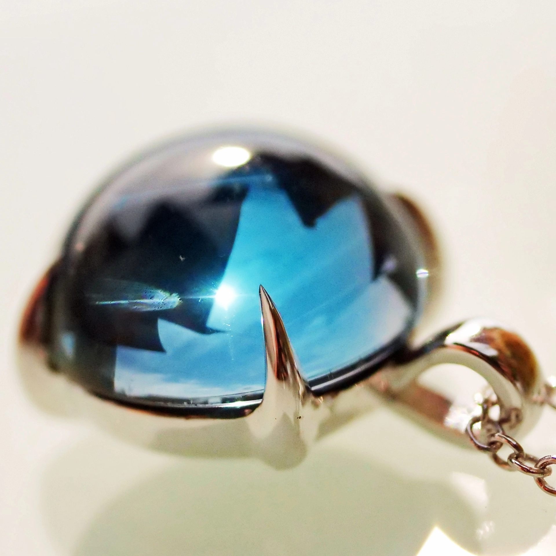 Blau Topas Anhänger m. Kette 750er Weissgold Liquid Impressions cooles Design