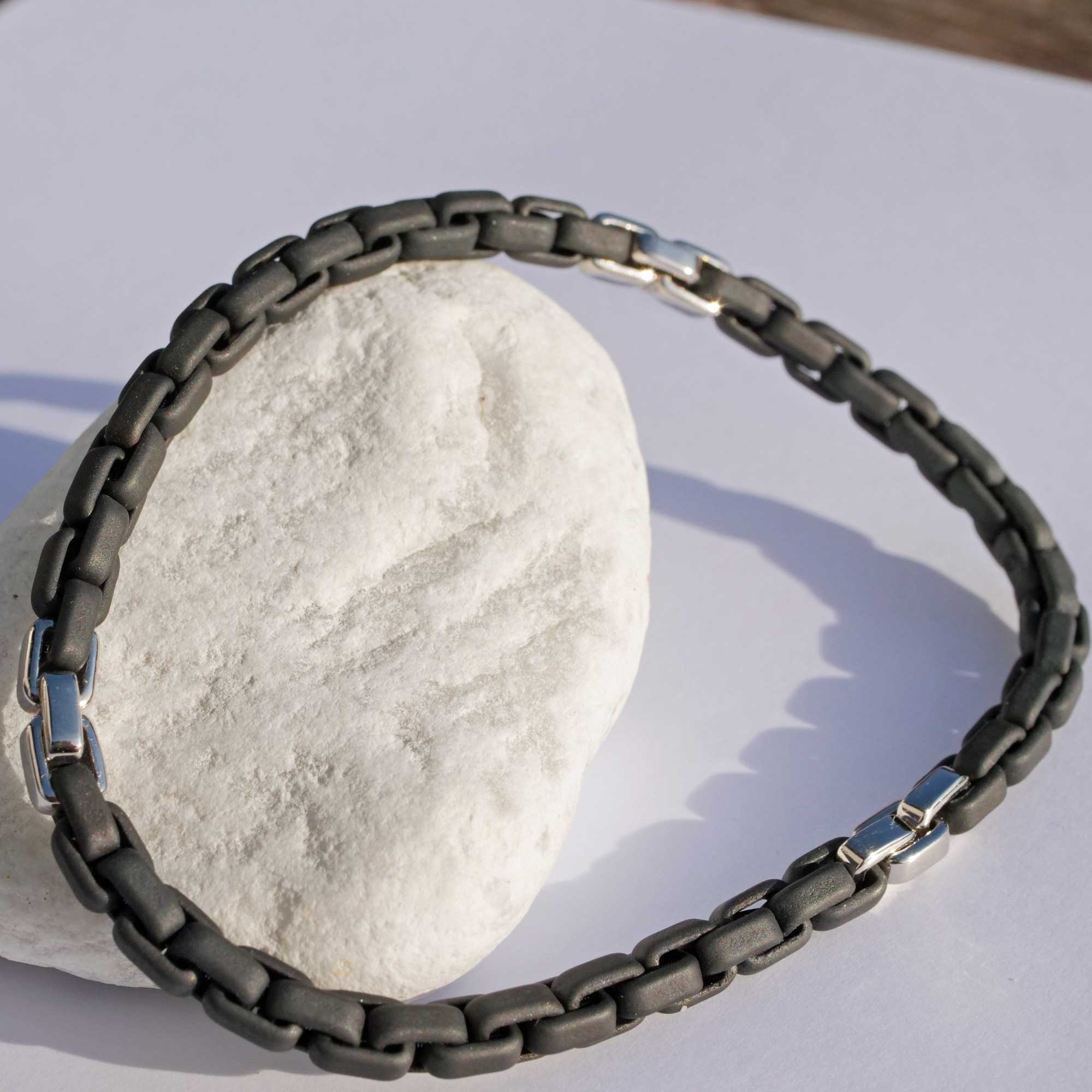 Unisex Armband Moove Titan schwarz matt 950er Platin von Silhouette Schmuck Bentner  