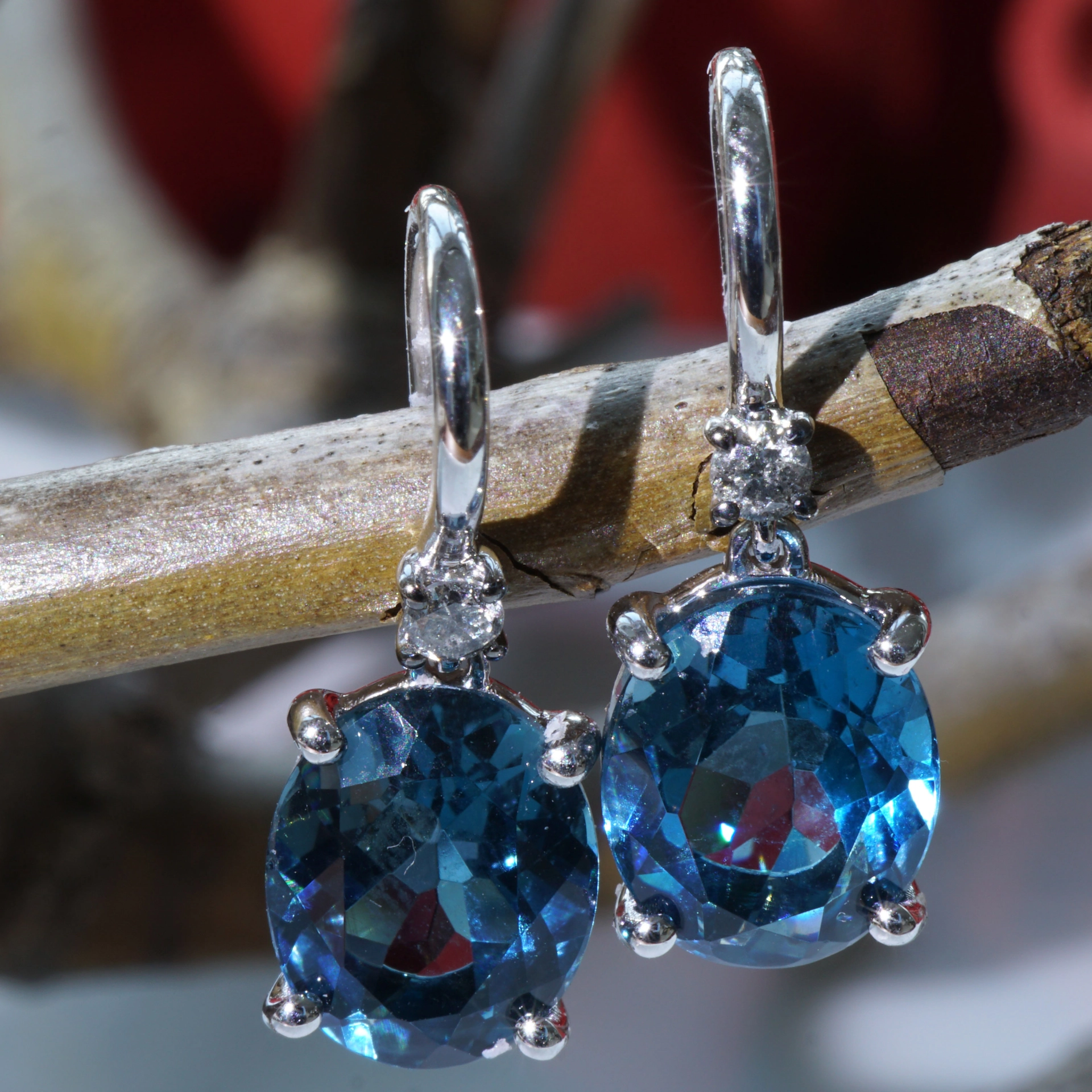 Ohrhänger Topas Brillant London Blue 750er Weissgold dazu stahlgraue Brillanten