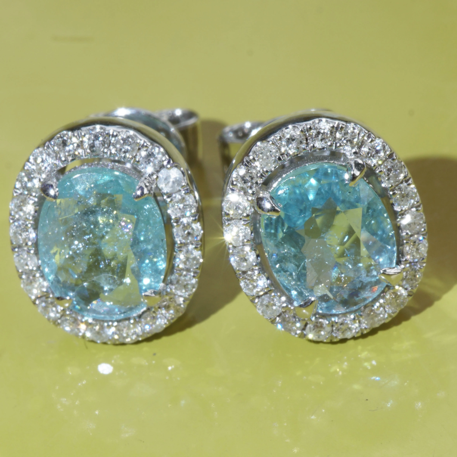 Paraiba Turmalin Ohrsteckern 1.48 ct 0.37 ct AAA 750er Weissgold SCHWIMMBADBLAU