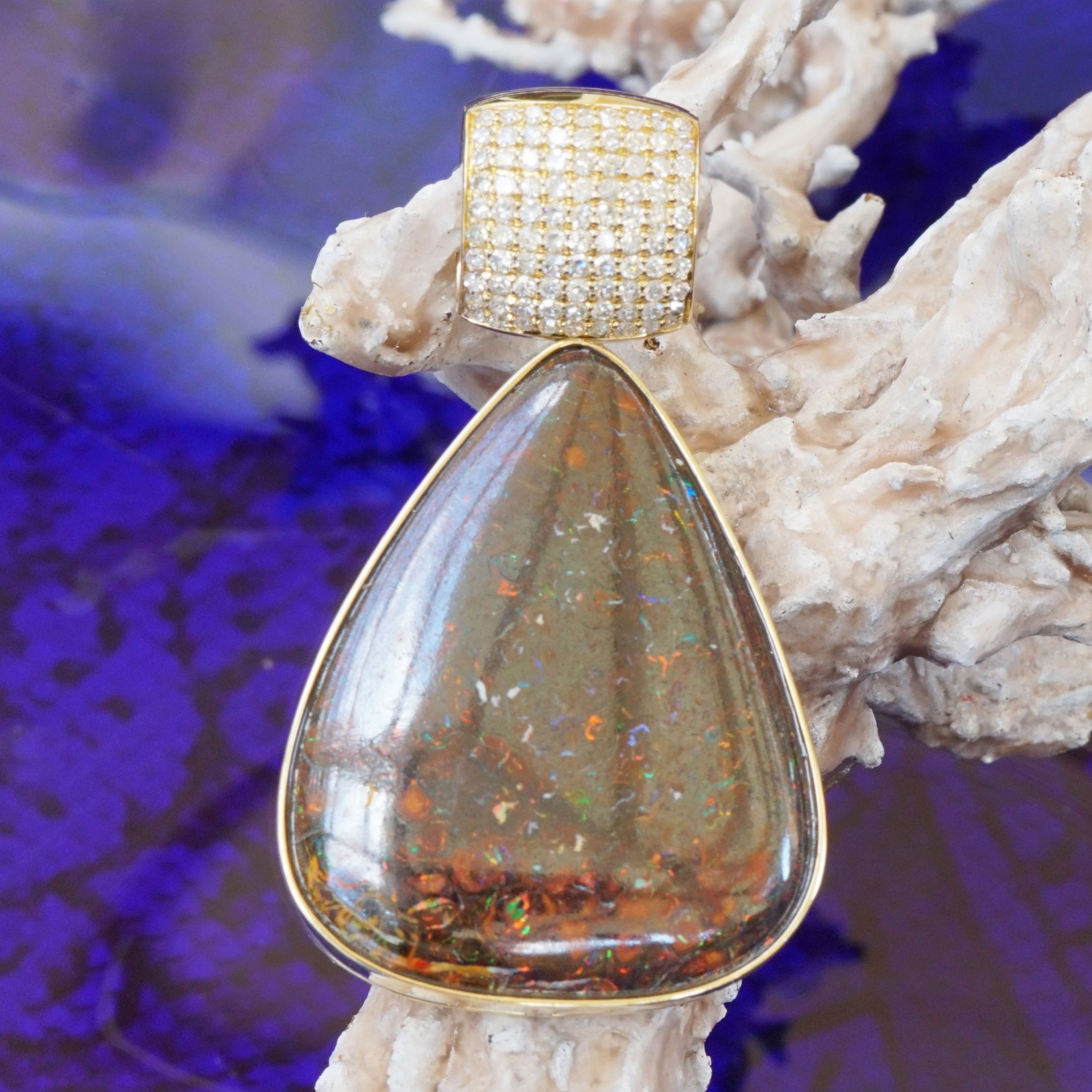 Opal Matrix Brillant Anhänger 31 ct 0.46 W SI-P 750er Gelbgold AUSTRALIEN