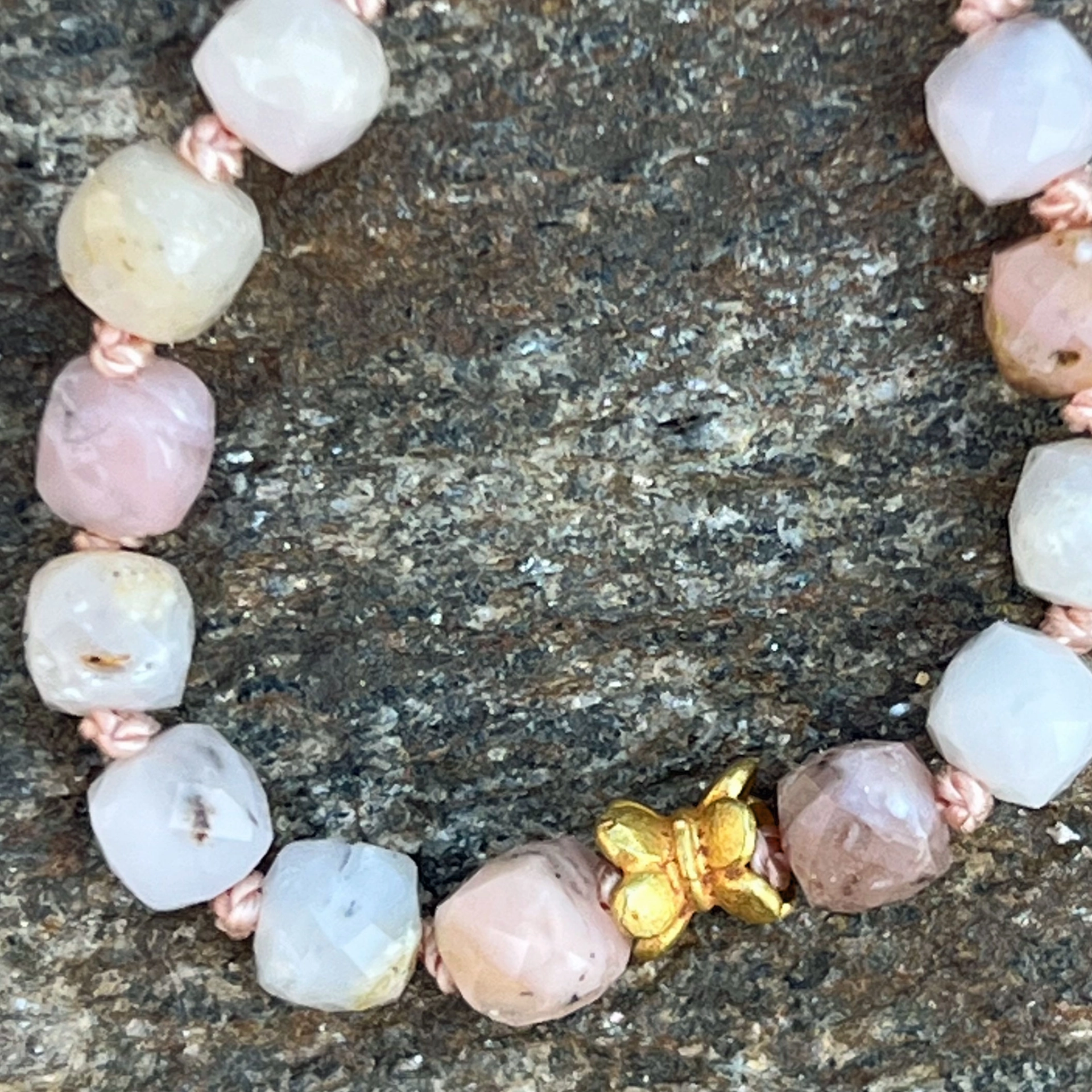 Andenopal Armband pink-weiss-grünlich mit  900er Feingold Zierelement Handarbeit