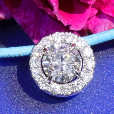 Brillant Anhänger rund 1.00 ct E SI1 6.17 - 6.25 x 4.01 mm im Halo Stil 0.25 ct GIA Gutachten
