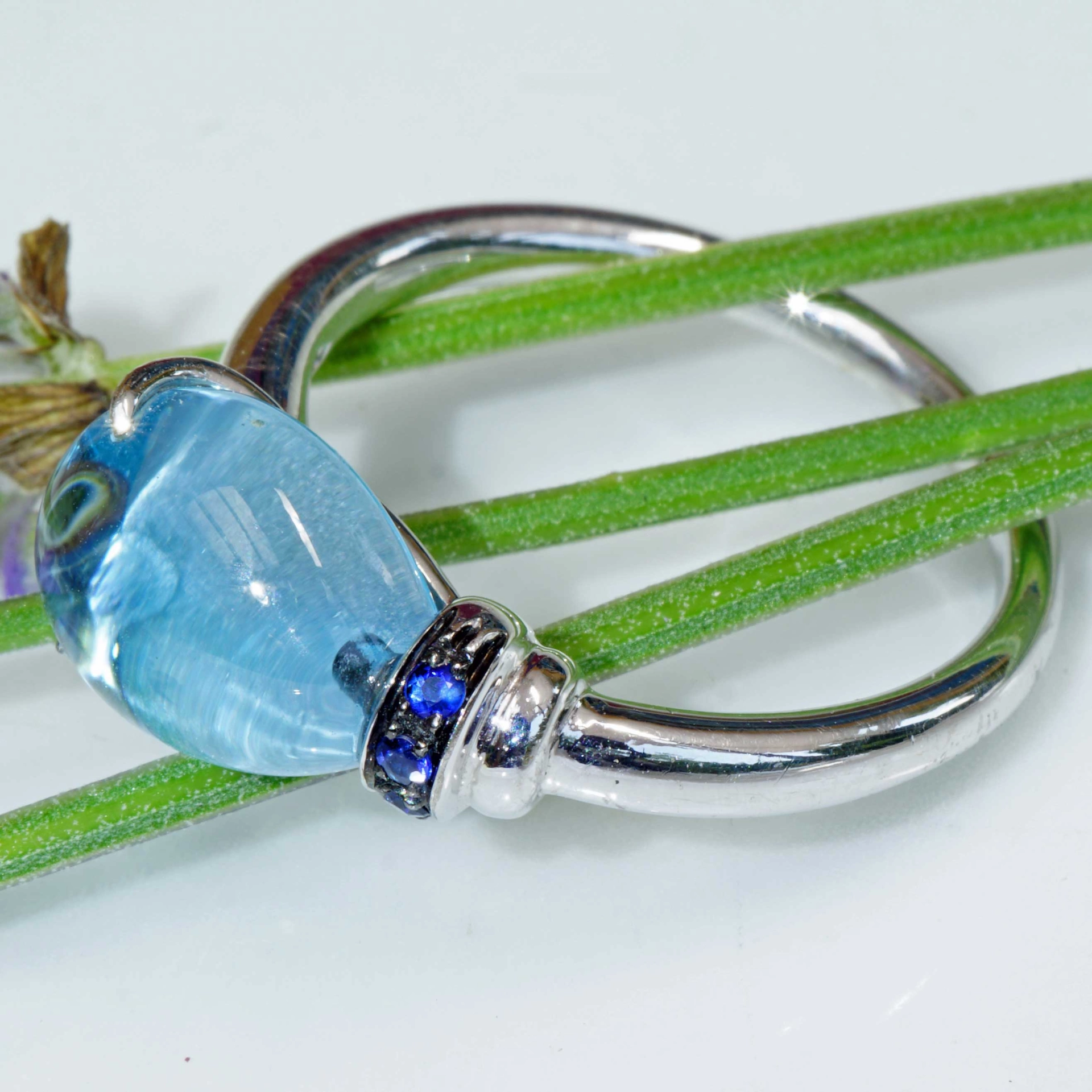 Blautopas Saphir Ring Drop 750er Weissgold entzückend sweety 6 ct 0.04 ct..lässig