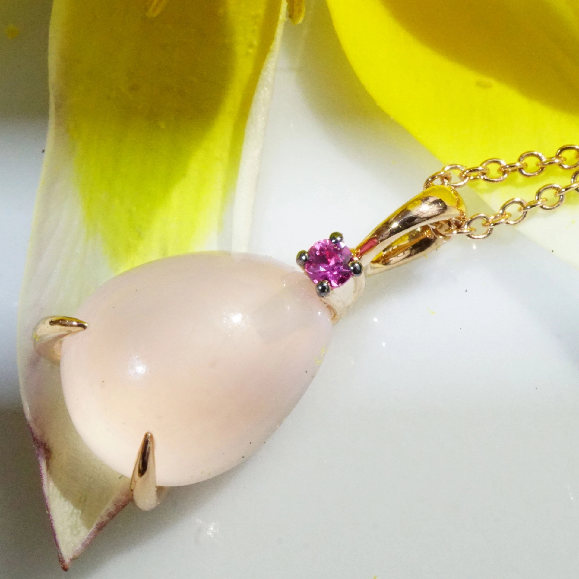 Rosenquarz Saphir Anhänger Drop 750er Rosegold entzückend 3.98 ct 0.04 ct mit Kette