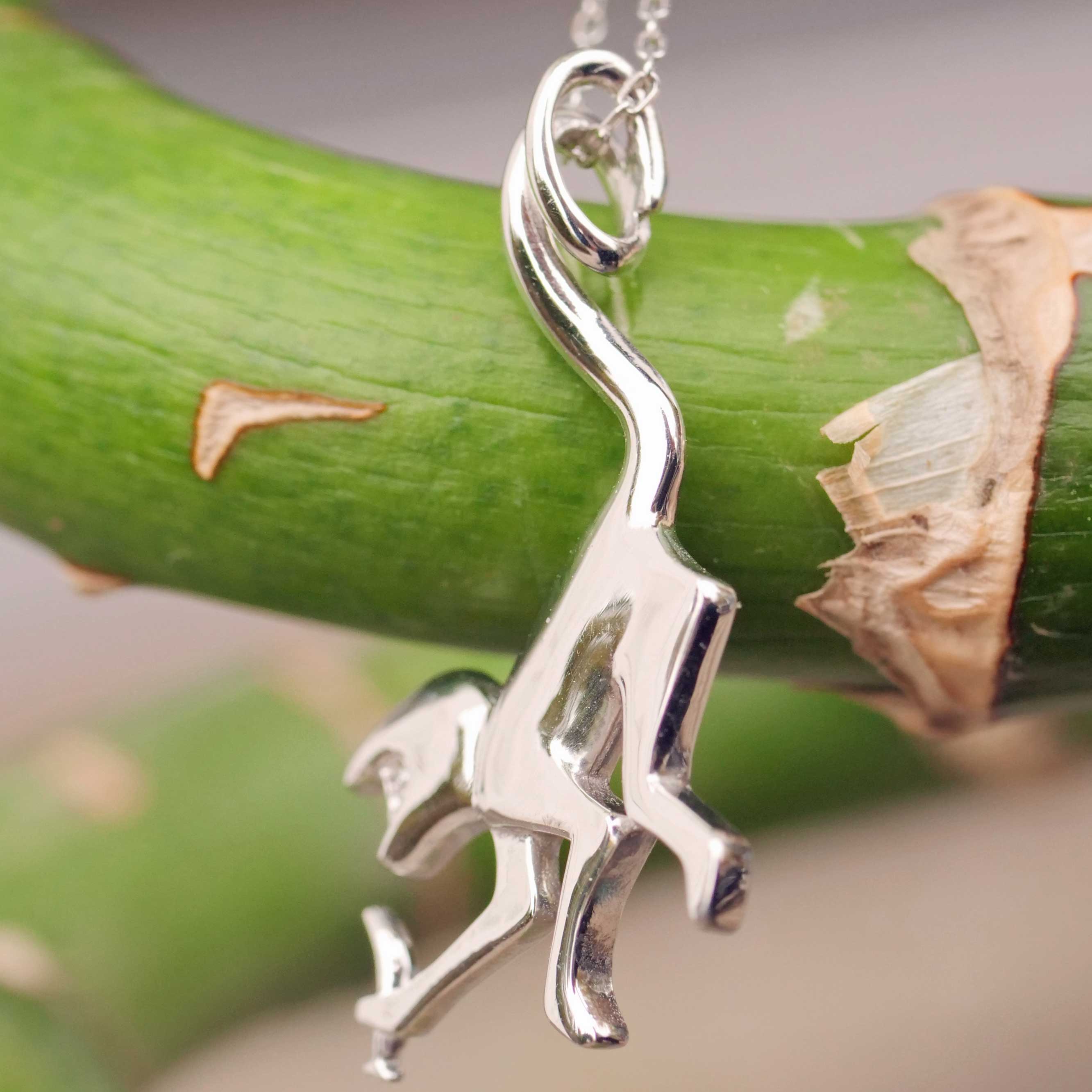 Äffchen mit Banane Anhänger 750er Weissgold Diamant 0.03 ct mit Kette  37 x 15 mm 2,5 Gramm