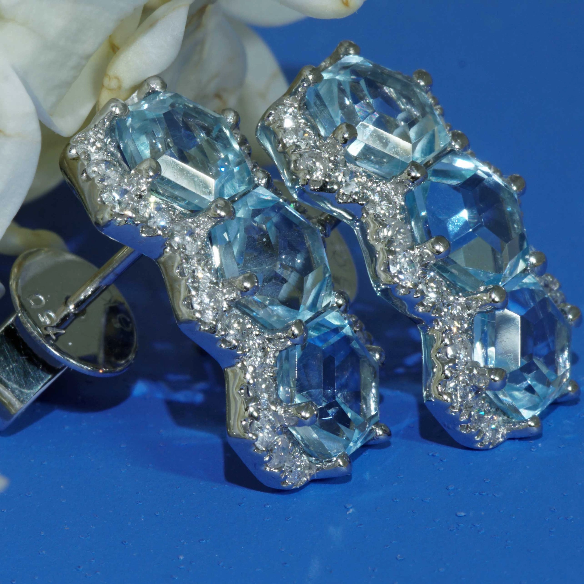 Blautopas Brillant Ohrstecker 750er Weissgold 3.60 ct 0.50 ct im extravaganten hexagonalen Stil