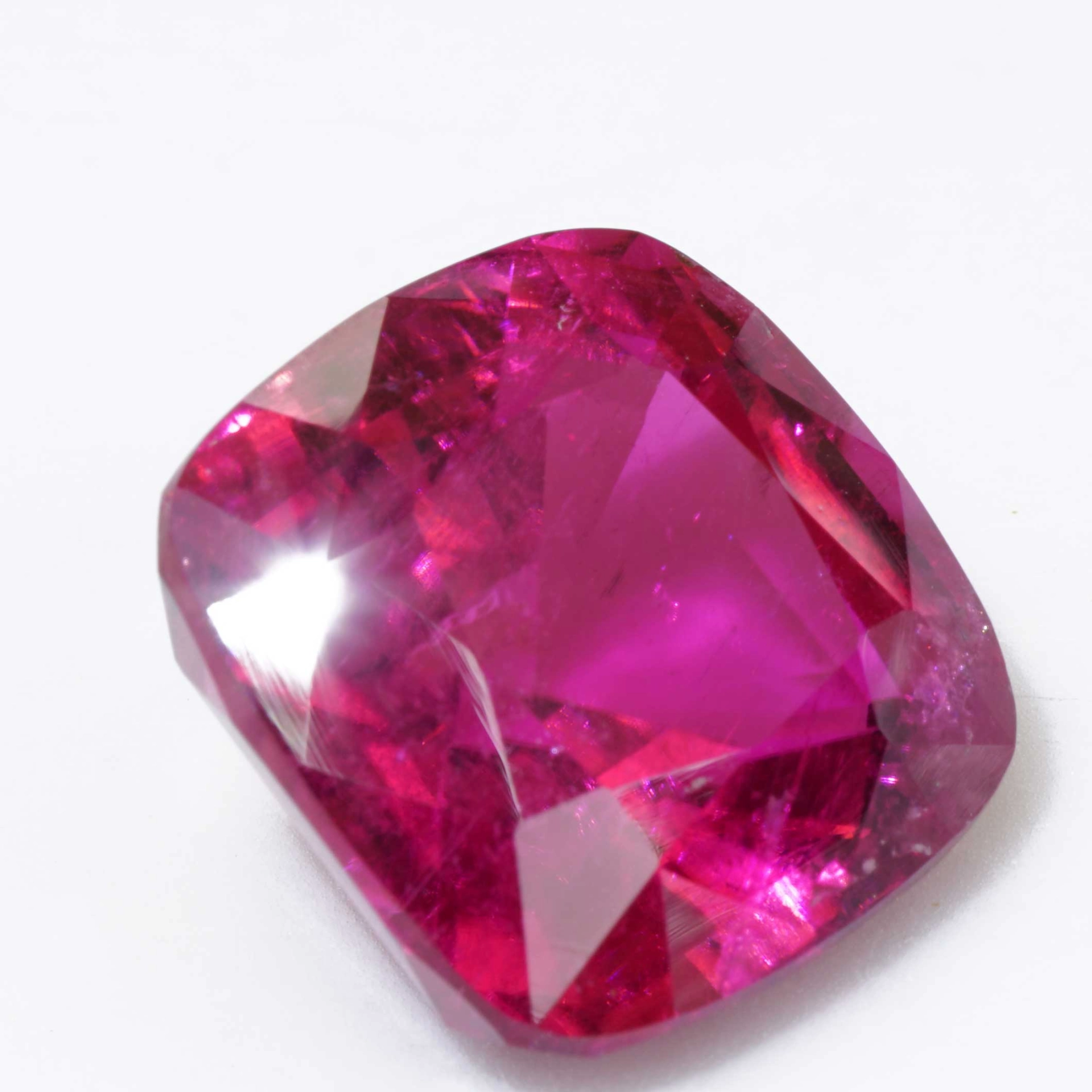 Rubellit der Extraklasse AAA+  23.10 ct Afghanistan Rubylight rot-pink mit unglaublicher Leuchtkraft