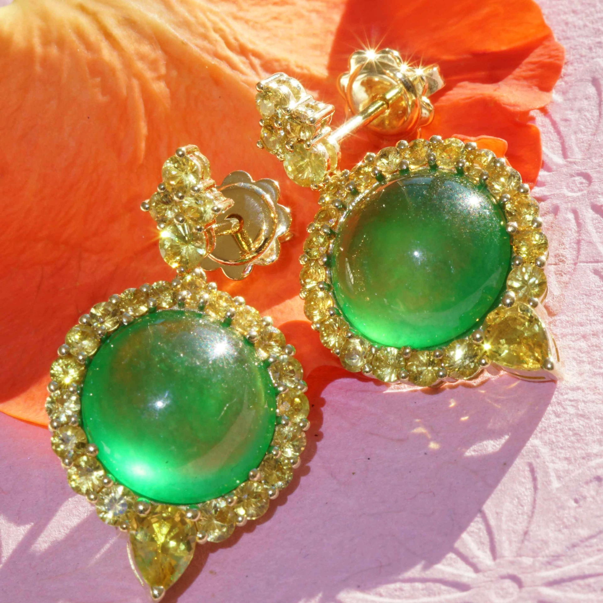 Imperial Burma Jade Saphir Ohrhänger Juwelierskunst 750er Gelbgold 9.98 ct 3.76 ct