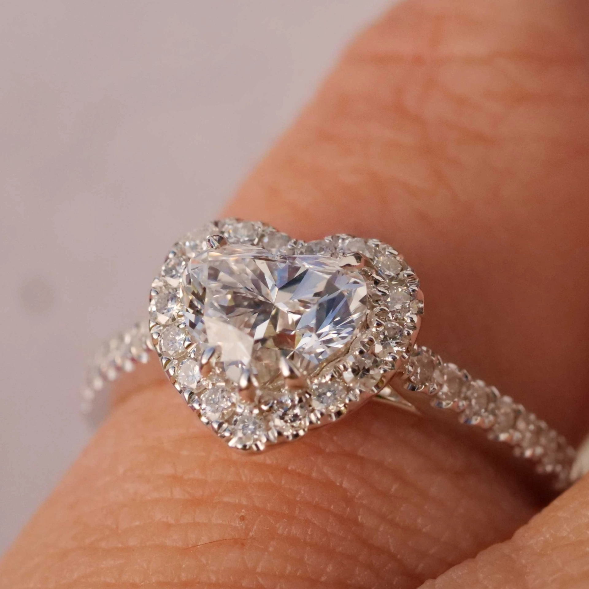 Ring hochfeines Brillant HERZ 1.00 ct E VVS2  5.41 x 6.72 x 4.31 mm GIA Gutachten 750er Weissgold