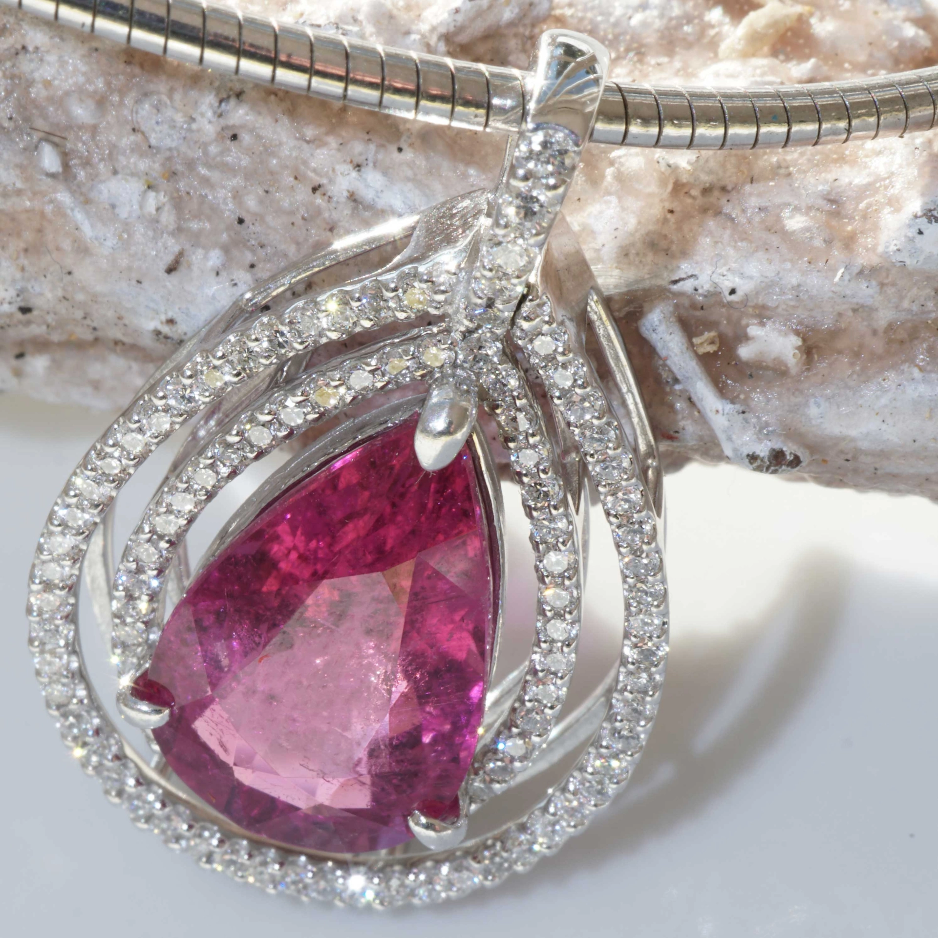 Rubelith Brillant Anhänger 750er Weissgold 7.58 ct 0.61 ct...HOT PINK...Ausnahme Farbe