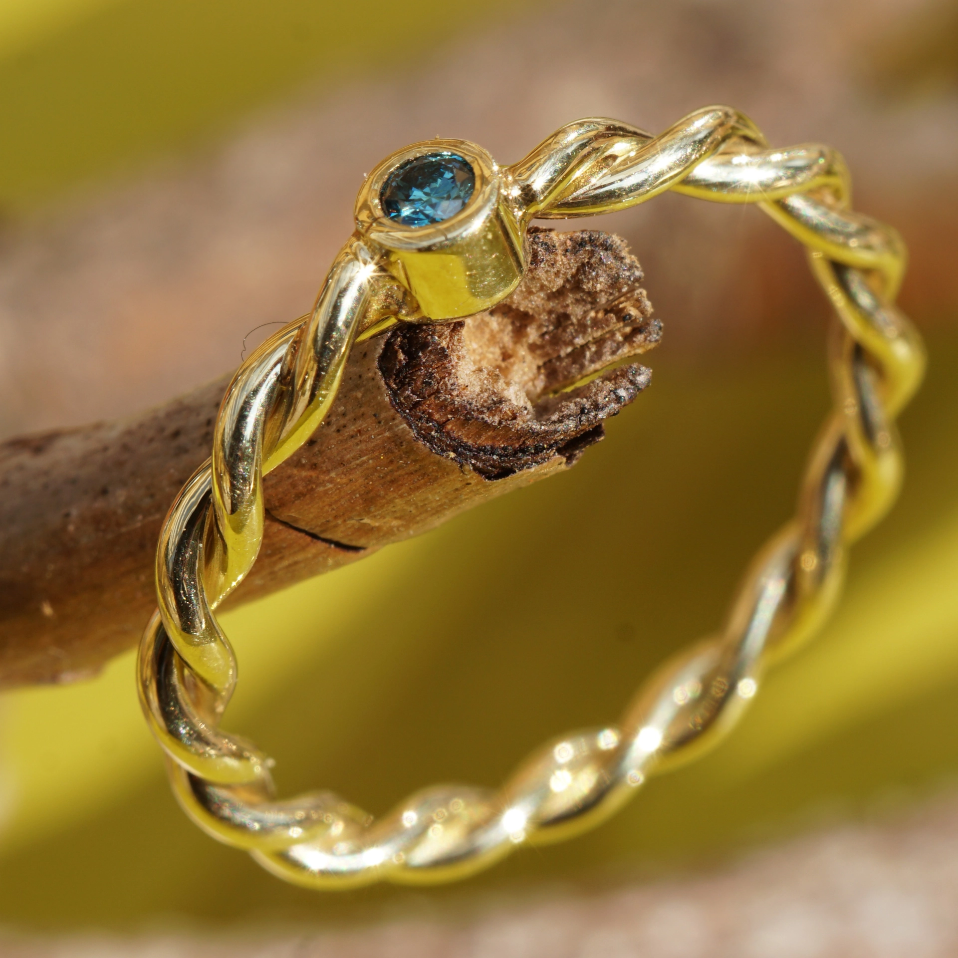 Diamant Seil Ring blauer Vollschliff Brillanten von 0.03 ct Handarbeit 585er Gelbgold