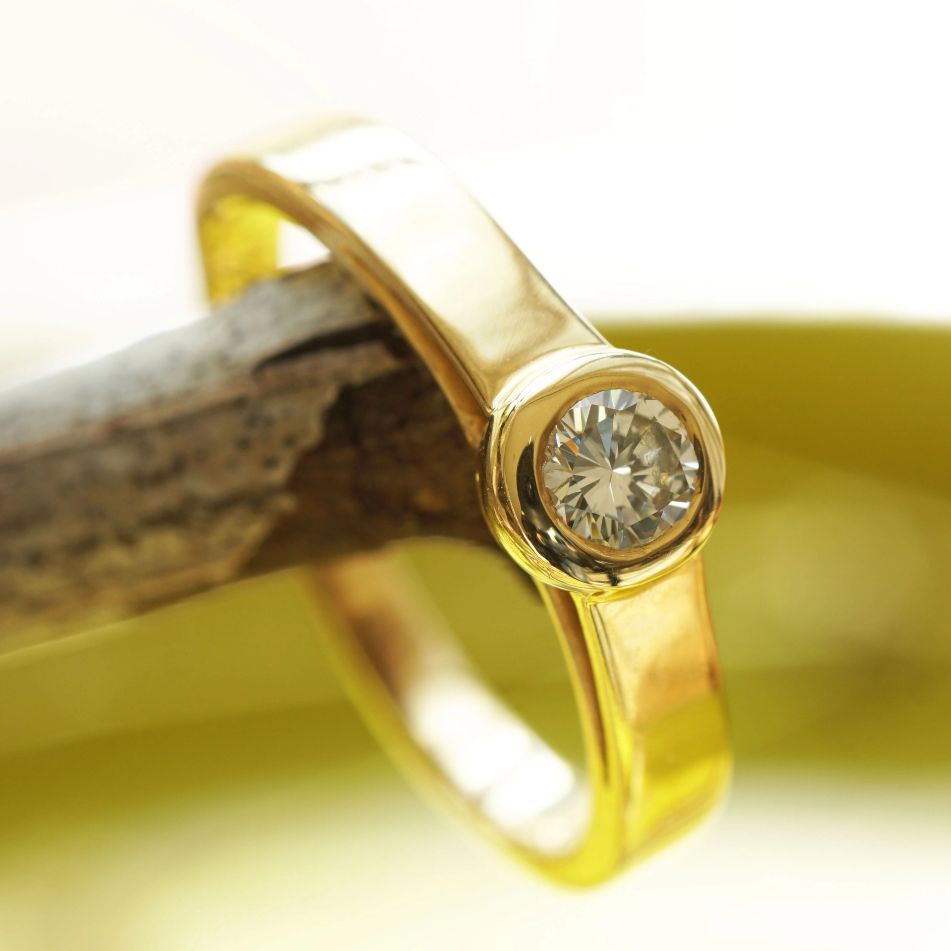 Solitär Brillant Ring 0.23 ct TCR VVS2 750er Gelbgold 3,9 mm D. tolle Brillanz