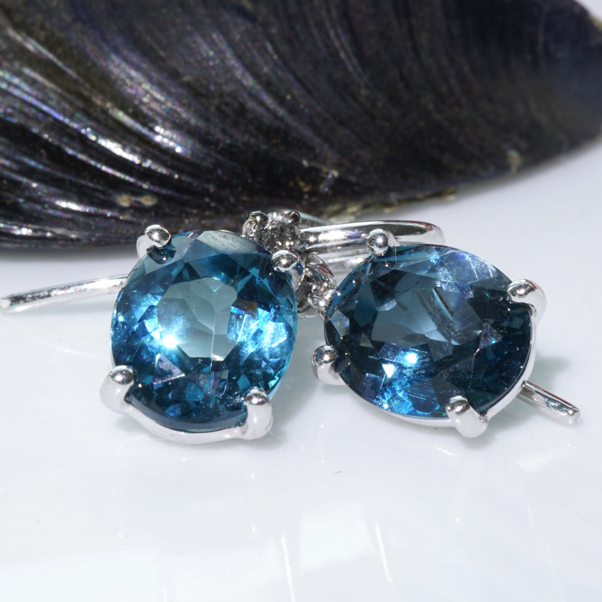Ohrhänger Topas Brillant London Blue 750er Weissgold dazu stahlgraue Brillanten