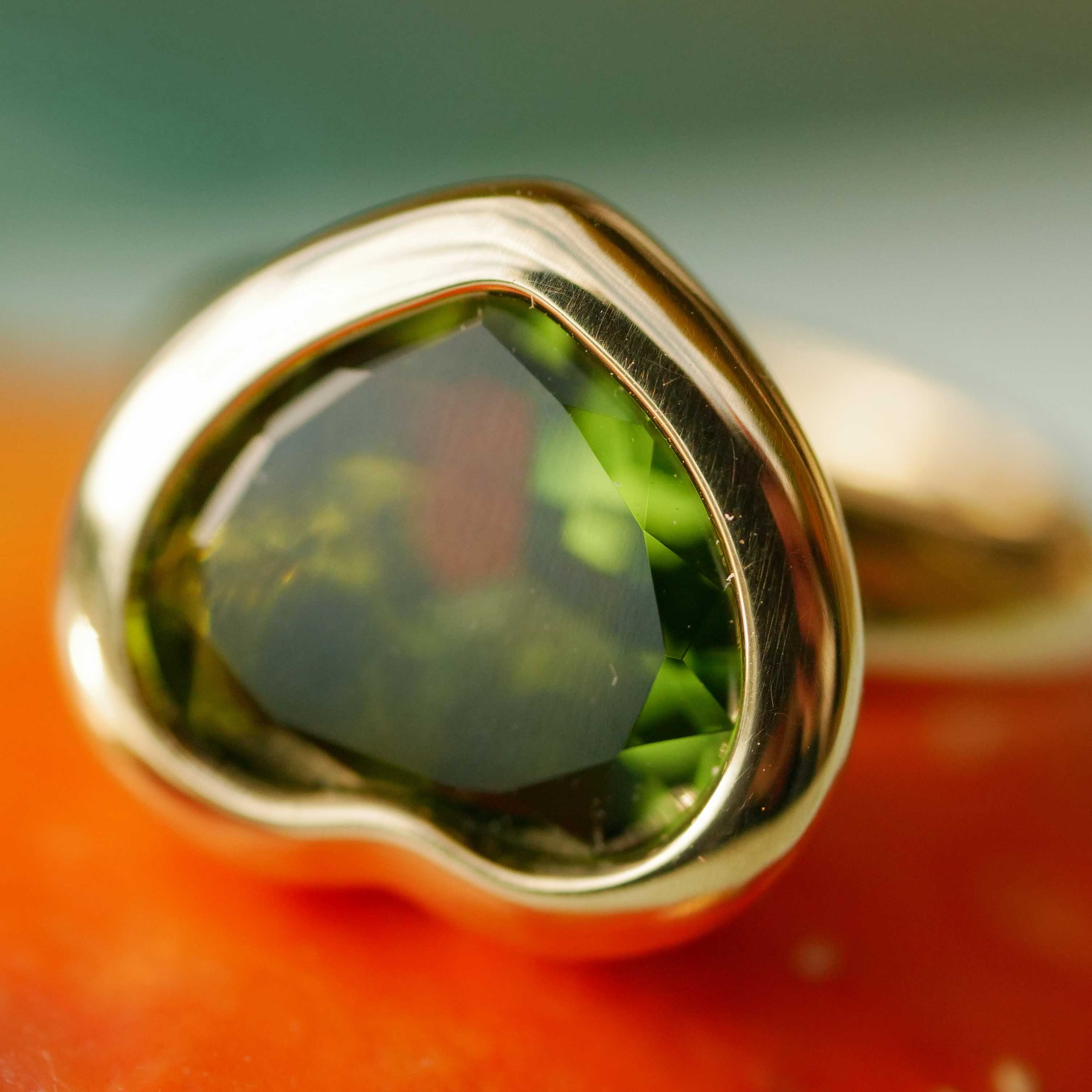 Peridot Herz Ring 750er Gelbgold made in Valenza... ein grüner moderner Herzring  in massiv Gold
