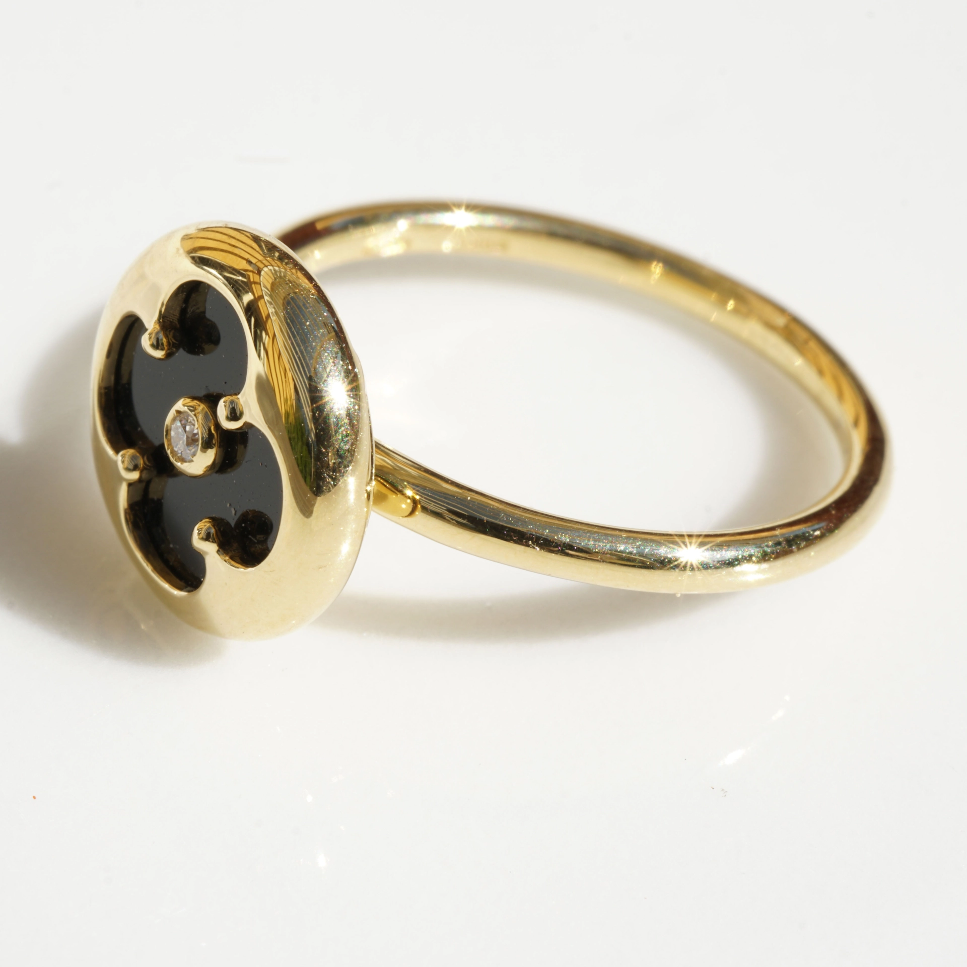 Kleeblatt Ring mit Onyx und Brillant 750er Gelbgold angefertigt in unserem Traditionsbetrieb