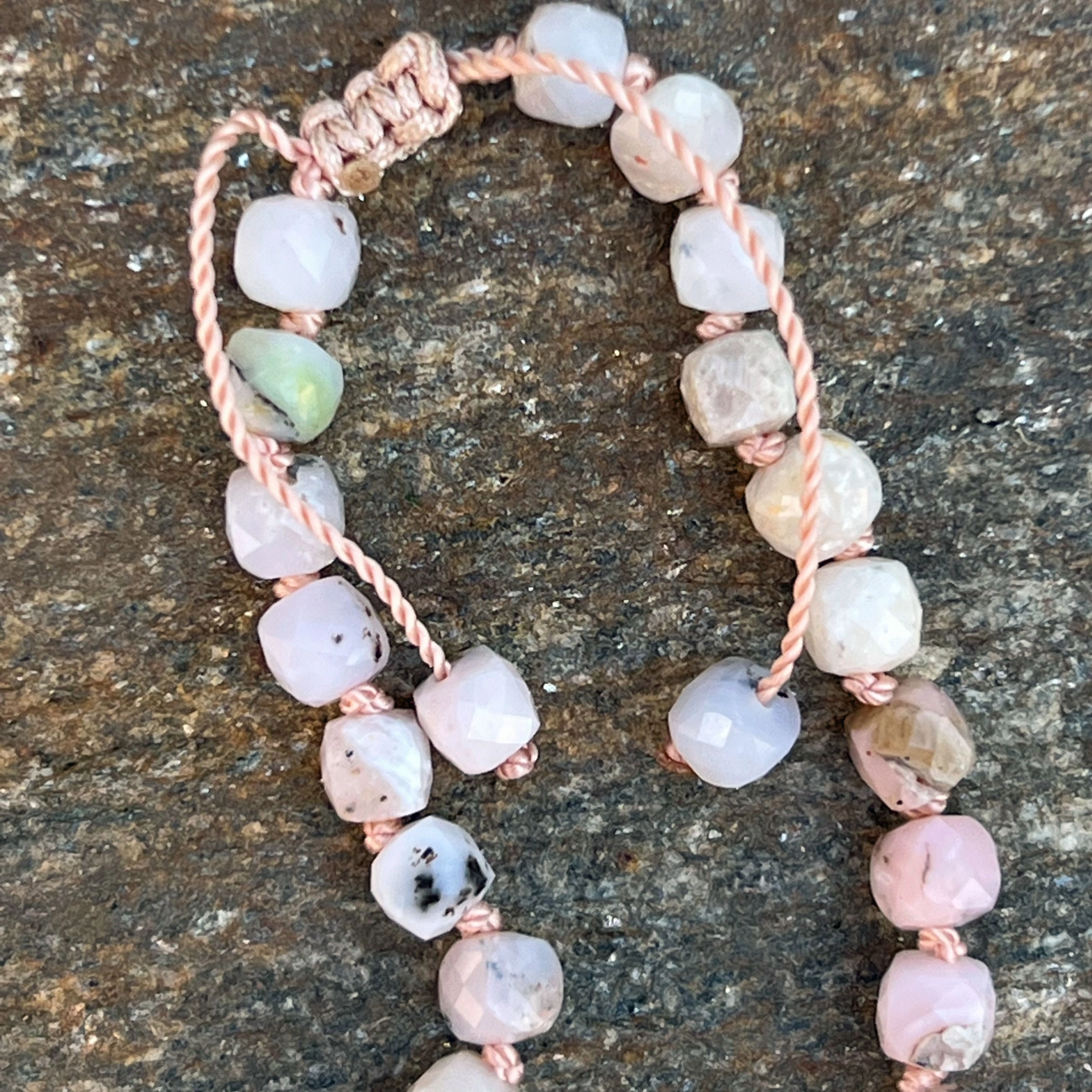 Andenopal Armband pink-weiss-grünlich mit  900er Feingold Zierelement Handarbeit