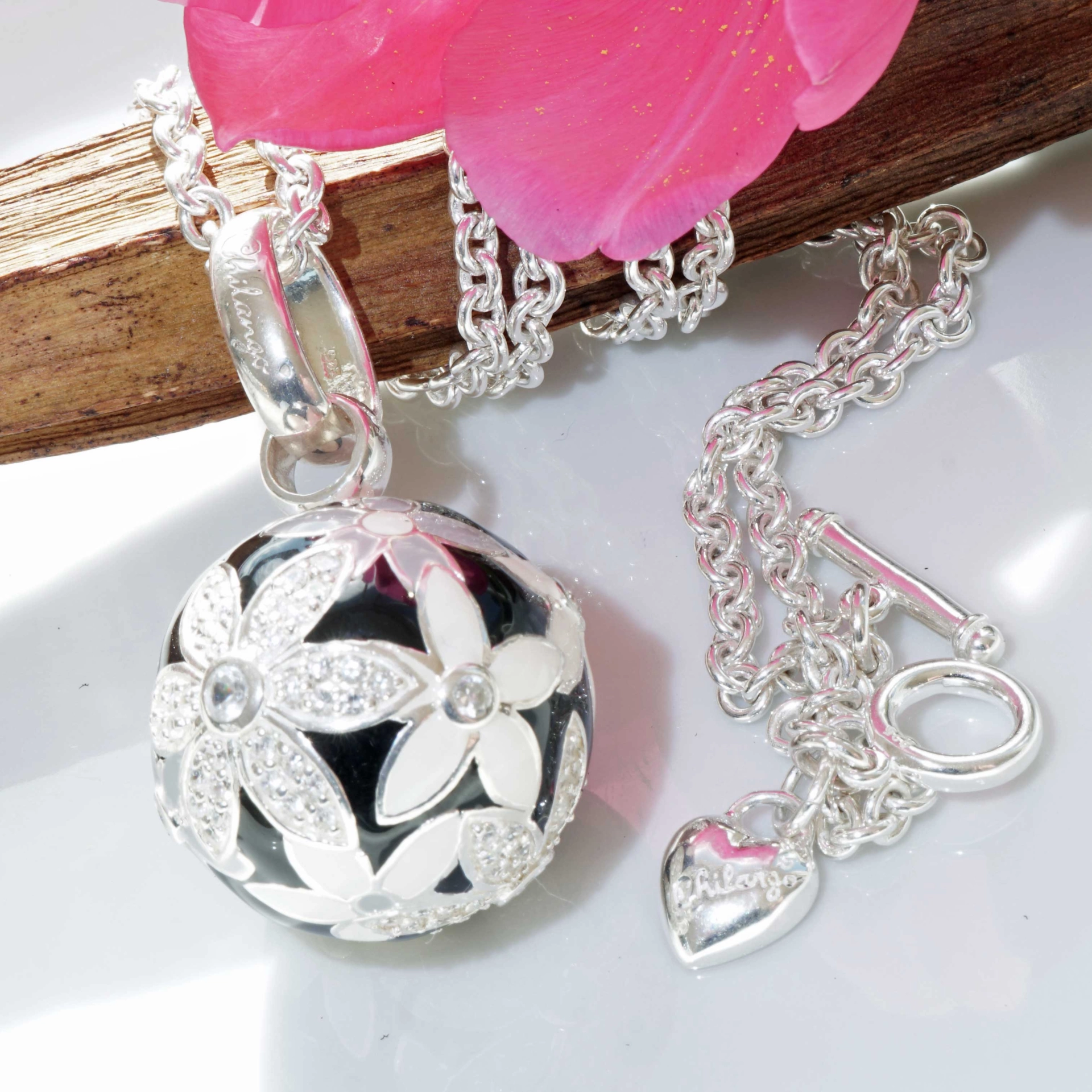 Original Chilango Anhänger im Stil Faberge Emaille Flower schwarz-weiss 925er Silber mit Steinbesatz