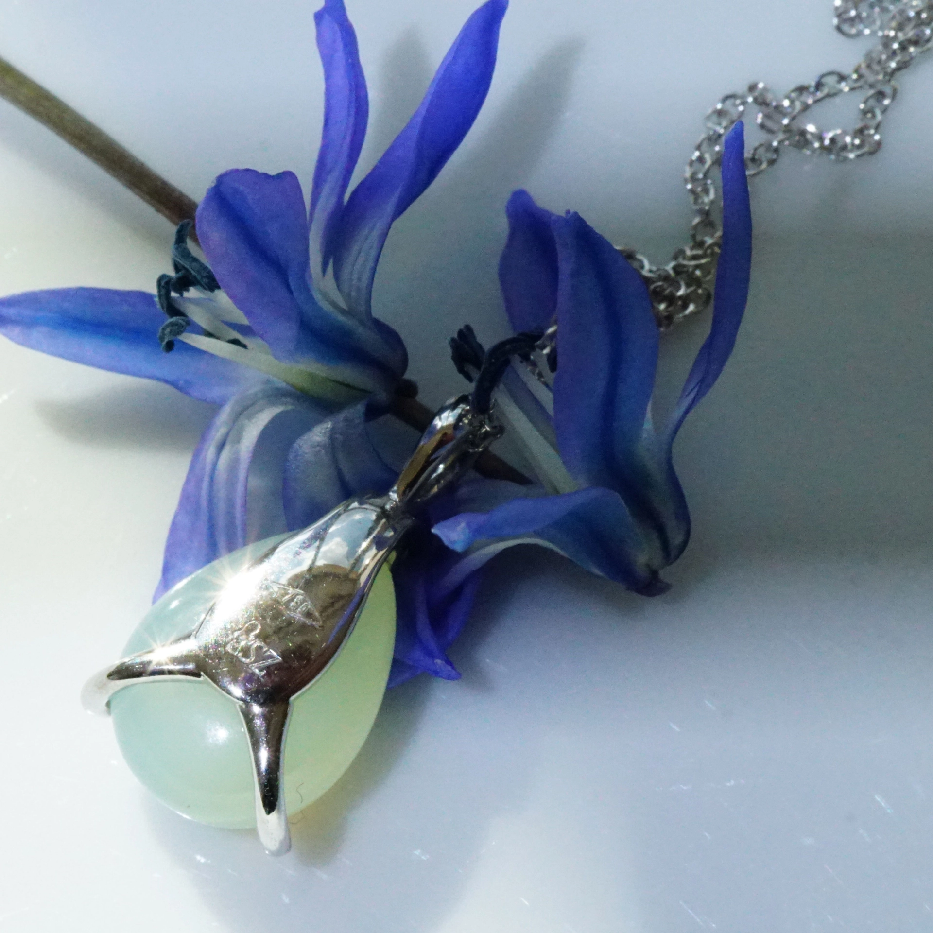 Calzedon Tsavorith Anhänger Drop 750er Weissgold entzückend 4.63 ct 0.03 ct mit Kette