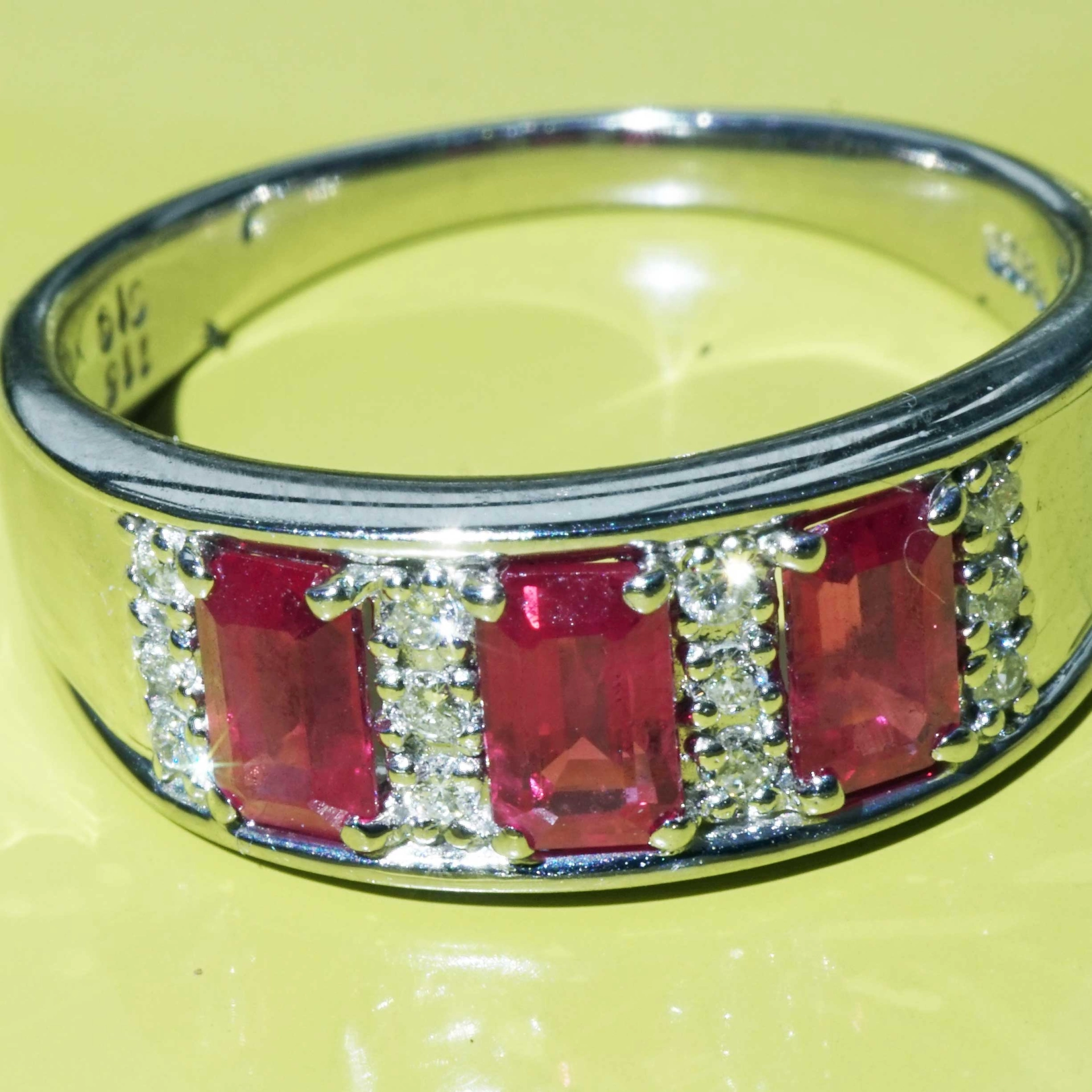 Rubin Brillant Ring 900er Platin 1.16 0.10  ct im interessanten Emeraldcut grandiose Farbe