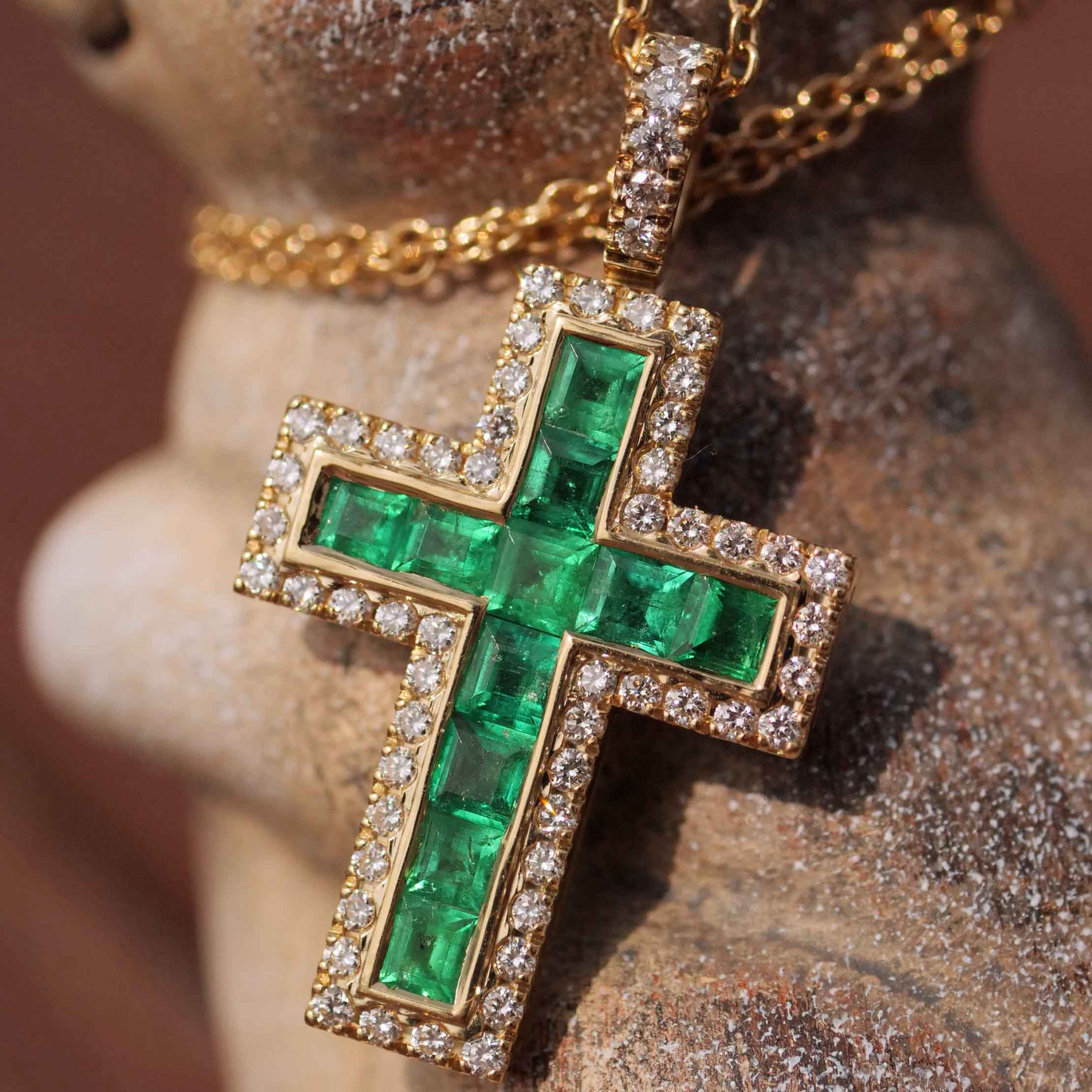 Leuchtend grünes AAA+ Panshir Smaragd Brillant Kreuz mit Kette in 750er Gelbgold - 0.98 ct 0.38 ct TW VS 