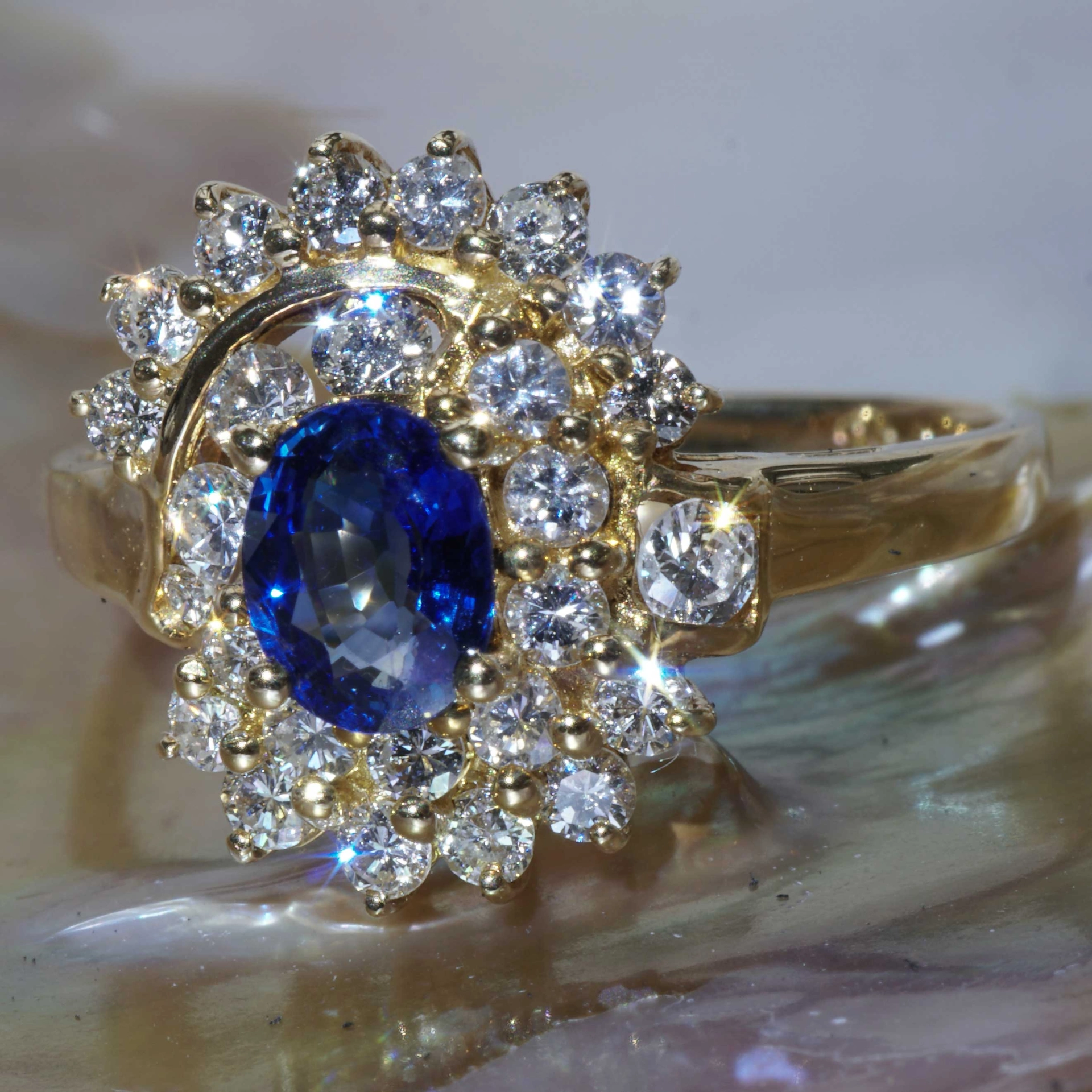 Saphir Brillant Ring 750er Gelbgold Hochwertigste Edelsteine....Qualität die Freude bereitet