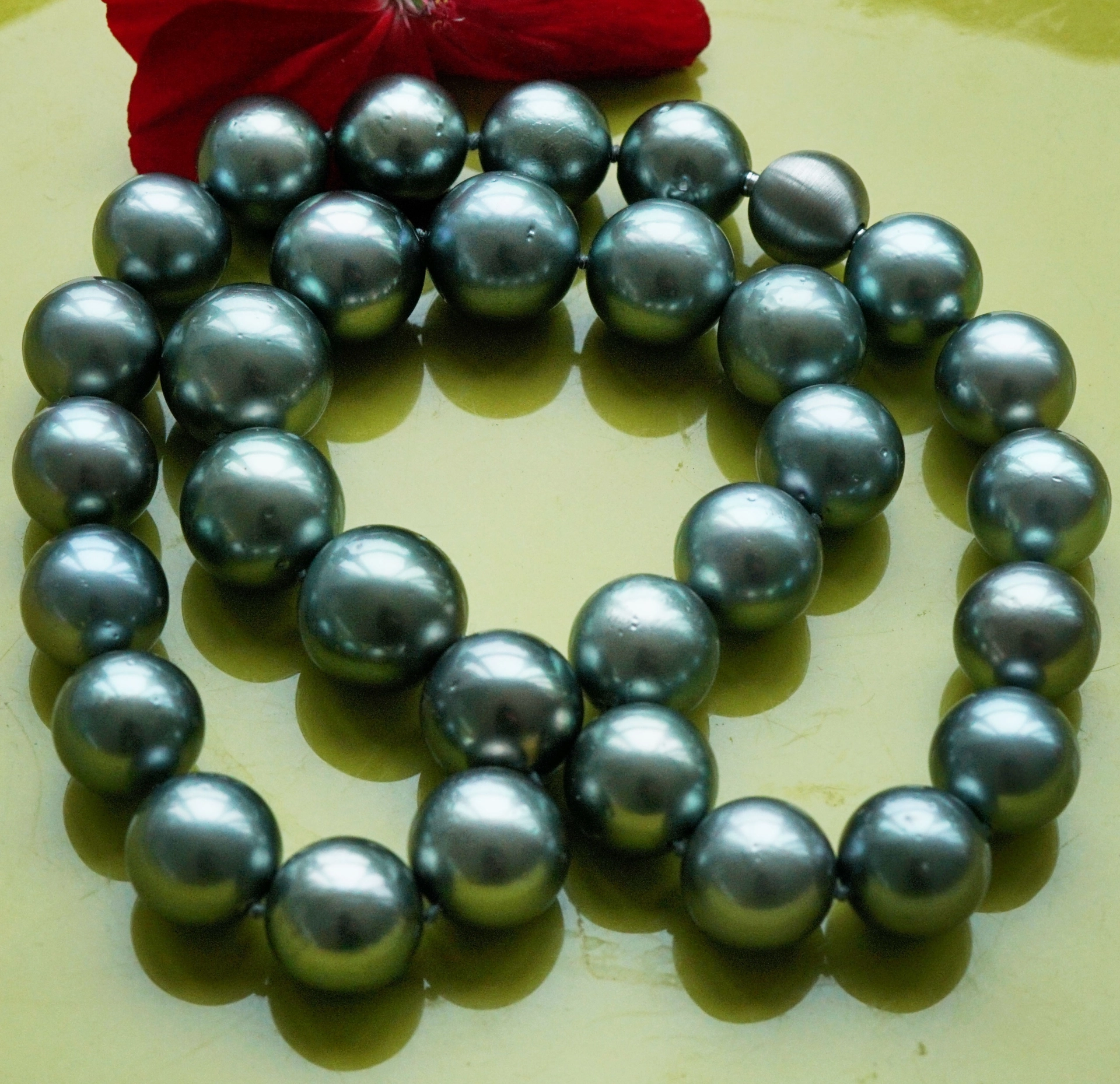 Tahiti Zuchtperl Collier AAA+ Antrazit grandios 16.2 x 13 mm rund 47,5 cm