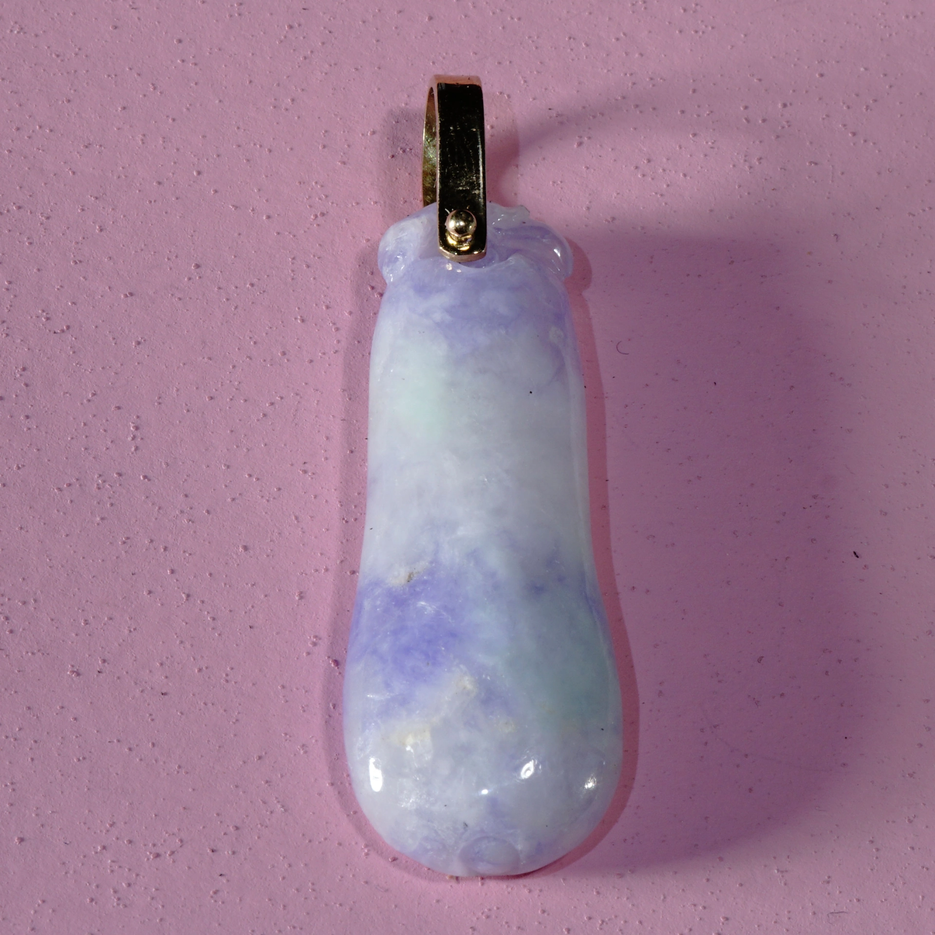 Natur Lavendel Jade Anhänger 585er Gelbgold 45 x 14 mm mit neongrünen Farbanteilen..ausgefallen