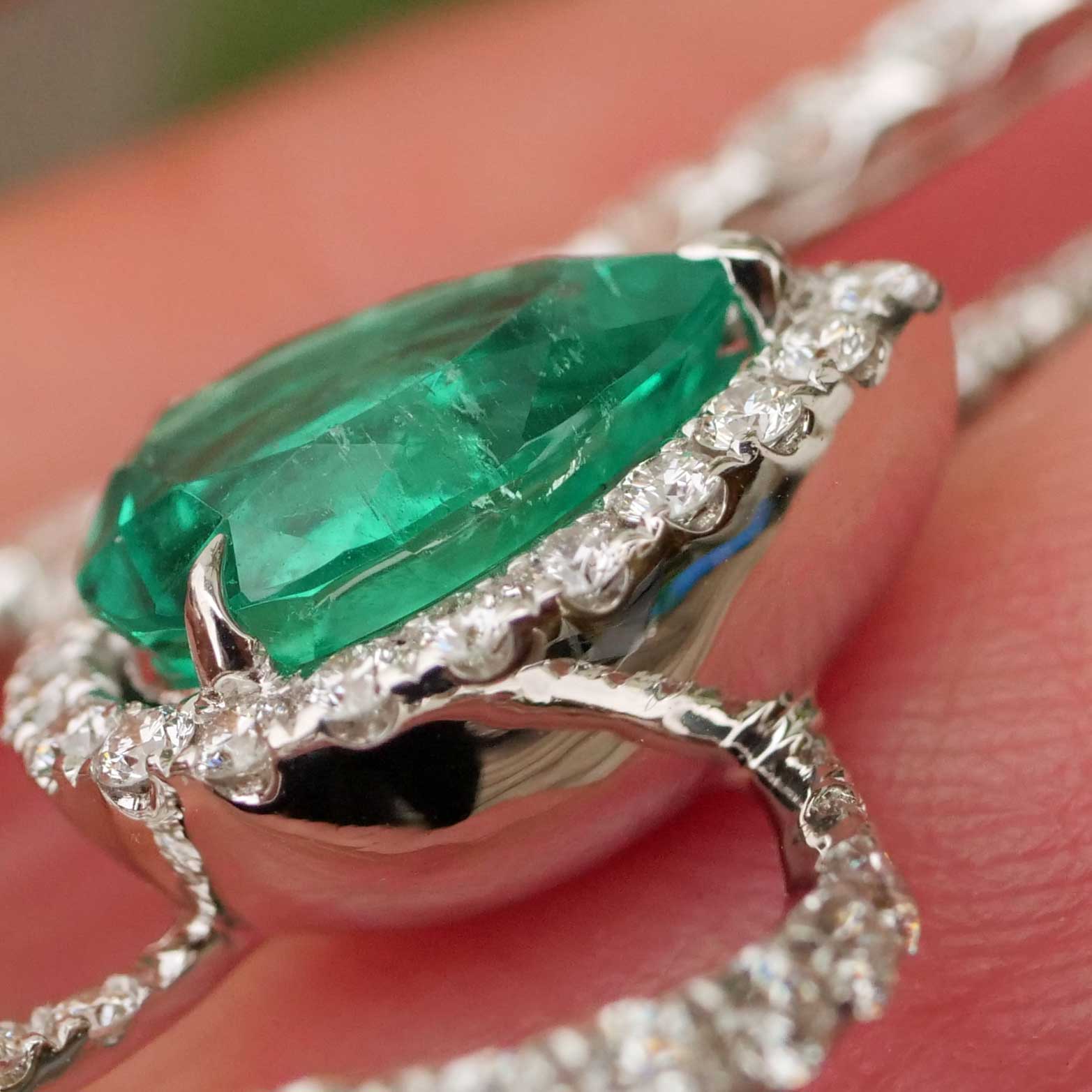 Vivid Green Brillant Smaragd Anhänger mit Kette 750er Weissgold 1.47 ct 1.41 ct Kolumbien