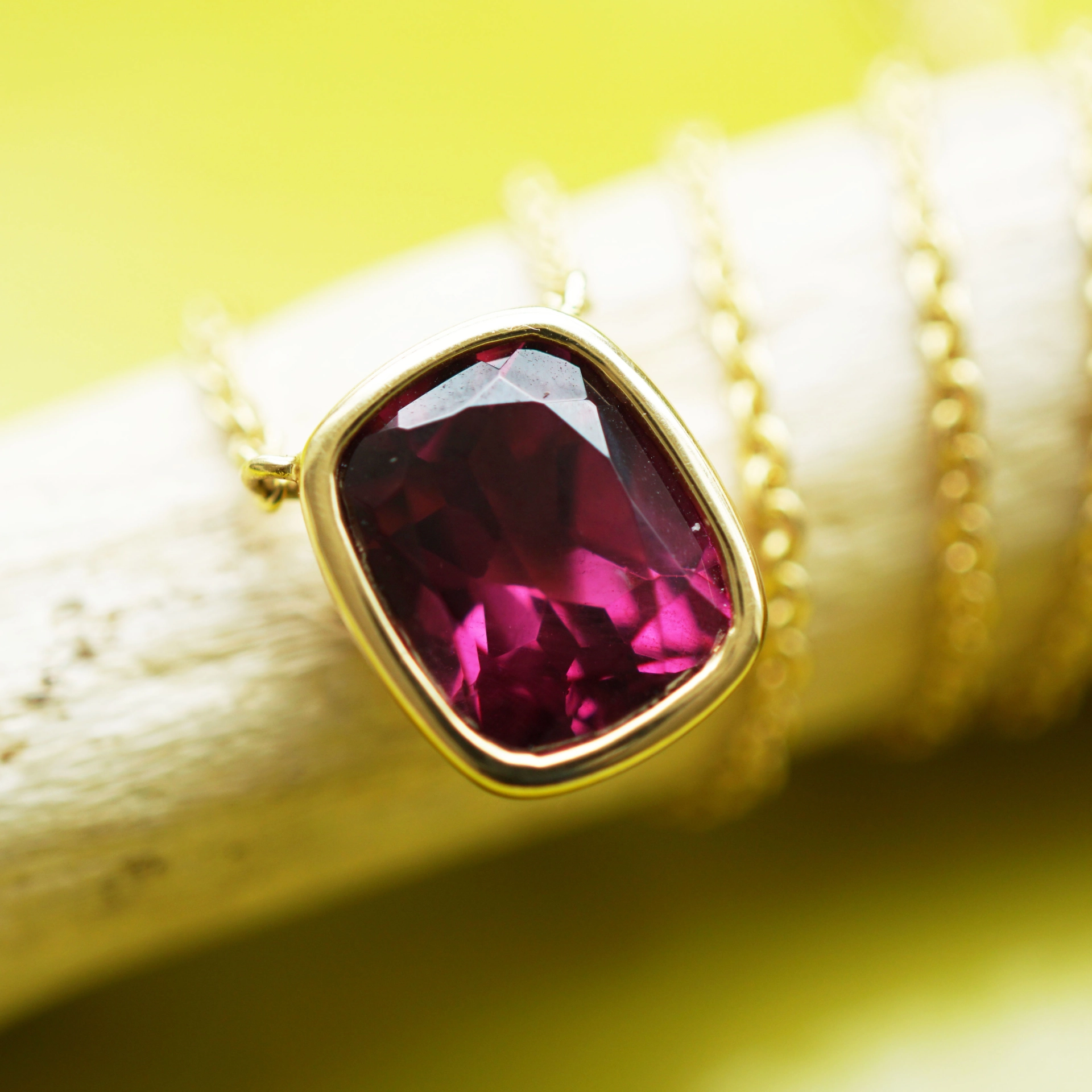 Rhodolith Collier 2.65 ct 750er Gelbgold 10 x 9 mm Spitzenqualität AAA+ Herzblut