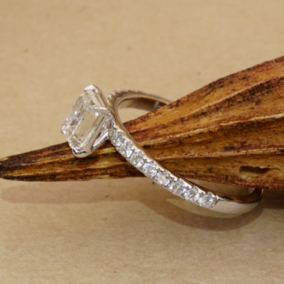 Emerald Cut Diamant Solitär Ring 0.80 ct TW SI1 750er Weissgold 0.27 ct mit GIA Gutachten Top Design