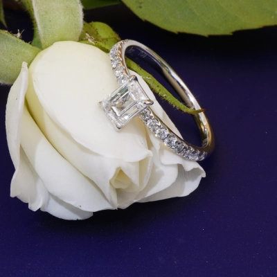 Emerald Cut Diamant Solitär Ring 0.80 ct TW SI1 750er Weissgold 0.27 ct mit GIA Gutachten Top Design
